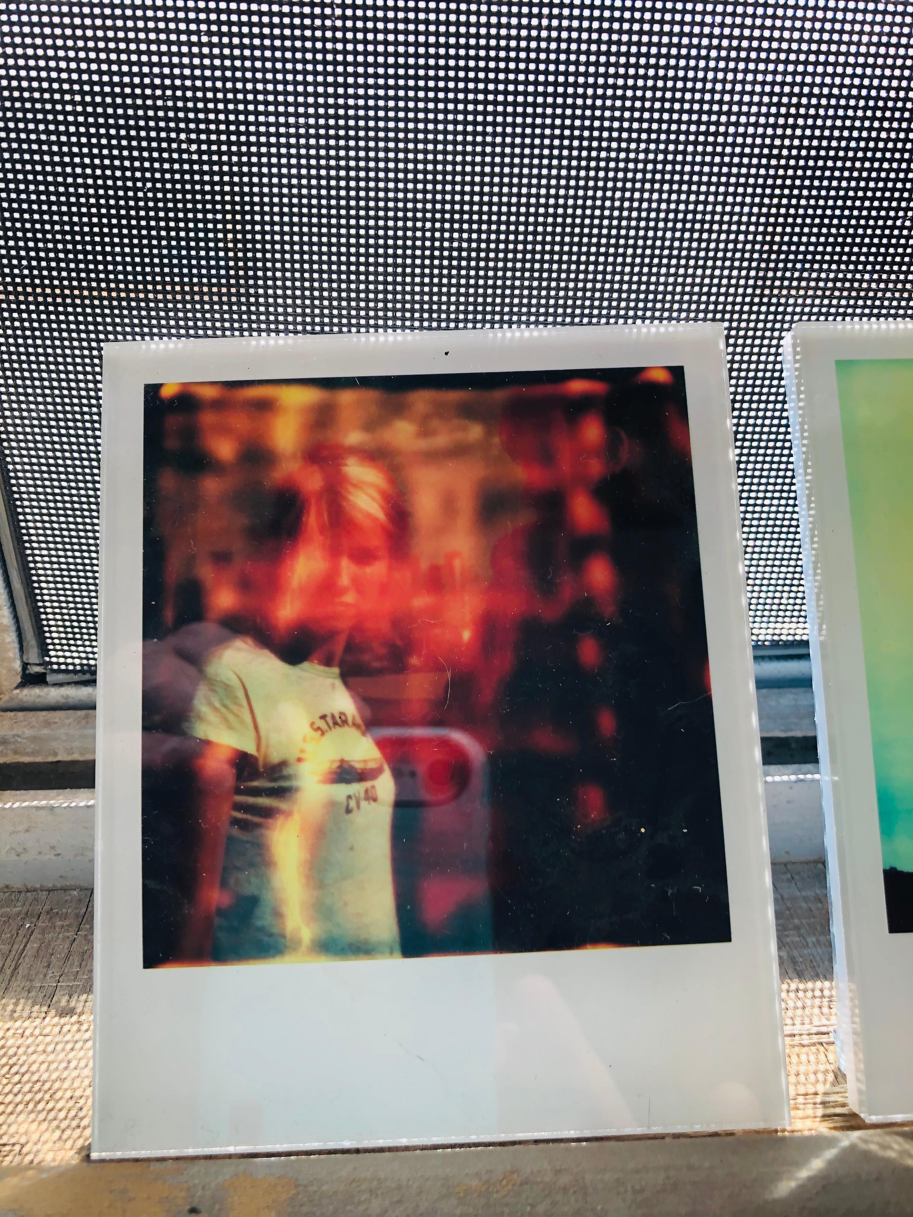 Die Minis von Stefanie Schneider
lila" (Aufenthalt), 2006
verso signiert und Signaturmarke
Digitale Lambda-Farbfotografien auf der Grundlage eines Polaroids

aus dem Film 
Stay
 von Marc Forster, in dem Ewan McGregor, Naomi Watts und Ryan Gosling