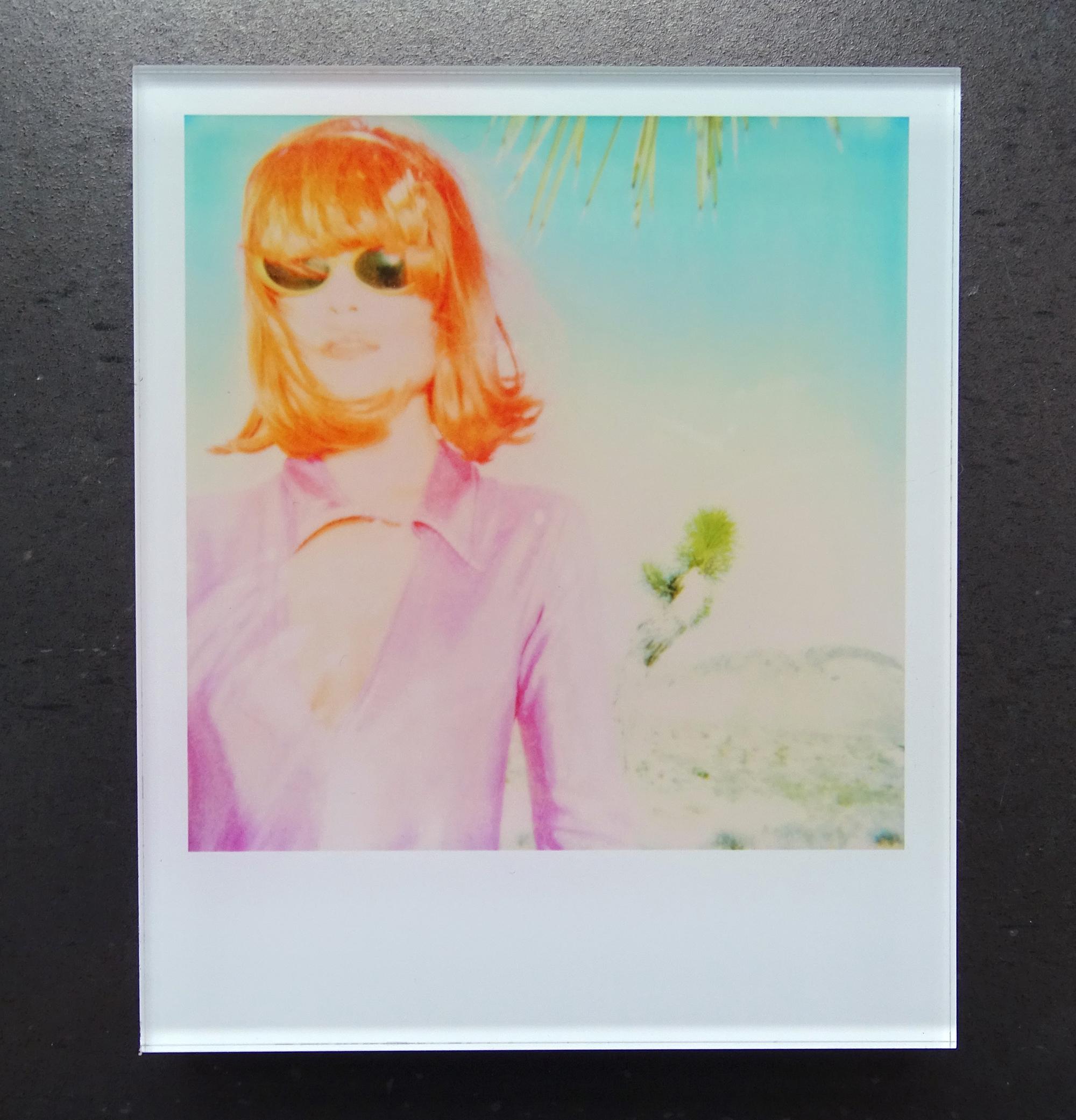 Minis de Stefanie Schneider
Largo camino a casa (Más extraño que el paraíso), 1999

Firmado y marca de la firma en el verso.
Fotografías digitales en color Lambda basadas en la Polaroid.
Intercalado entre plexiglás (grosor 0,7 cm)

Ediciones
