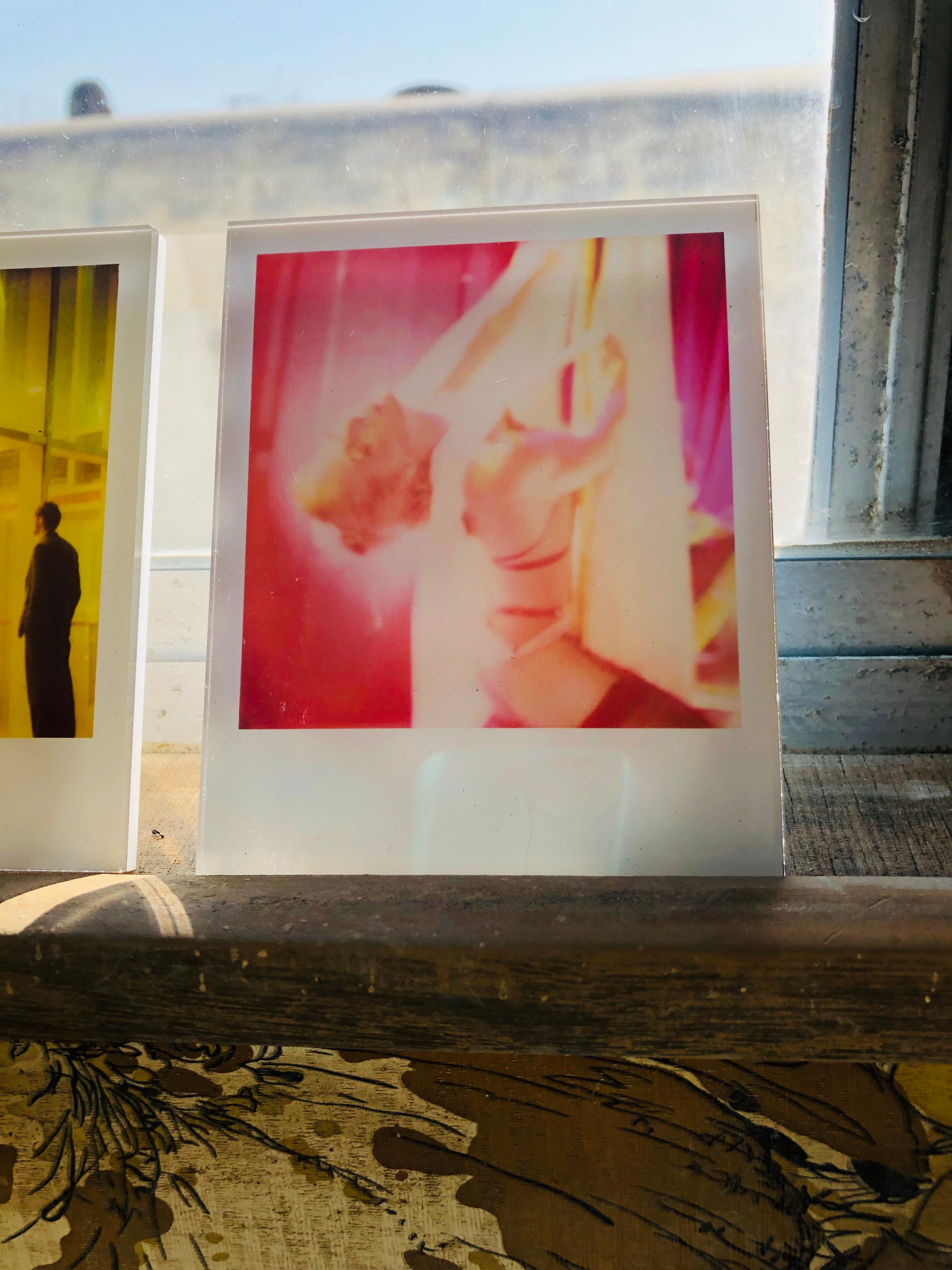 Die Minis von Stefanie Schneider
Die Tänzerin" (Aufenthalt), 2006

verso signiert und Signaturmarke
Digitale Lambda-Farbfotografien auf der Grundlage eines Polaroids

aus dem Film 'Stay' von Marc Forster, in dem Ewan McGregor, Naomi Watts und Ryan