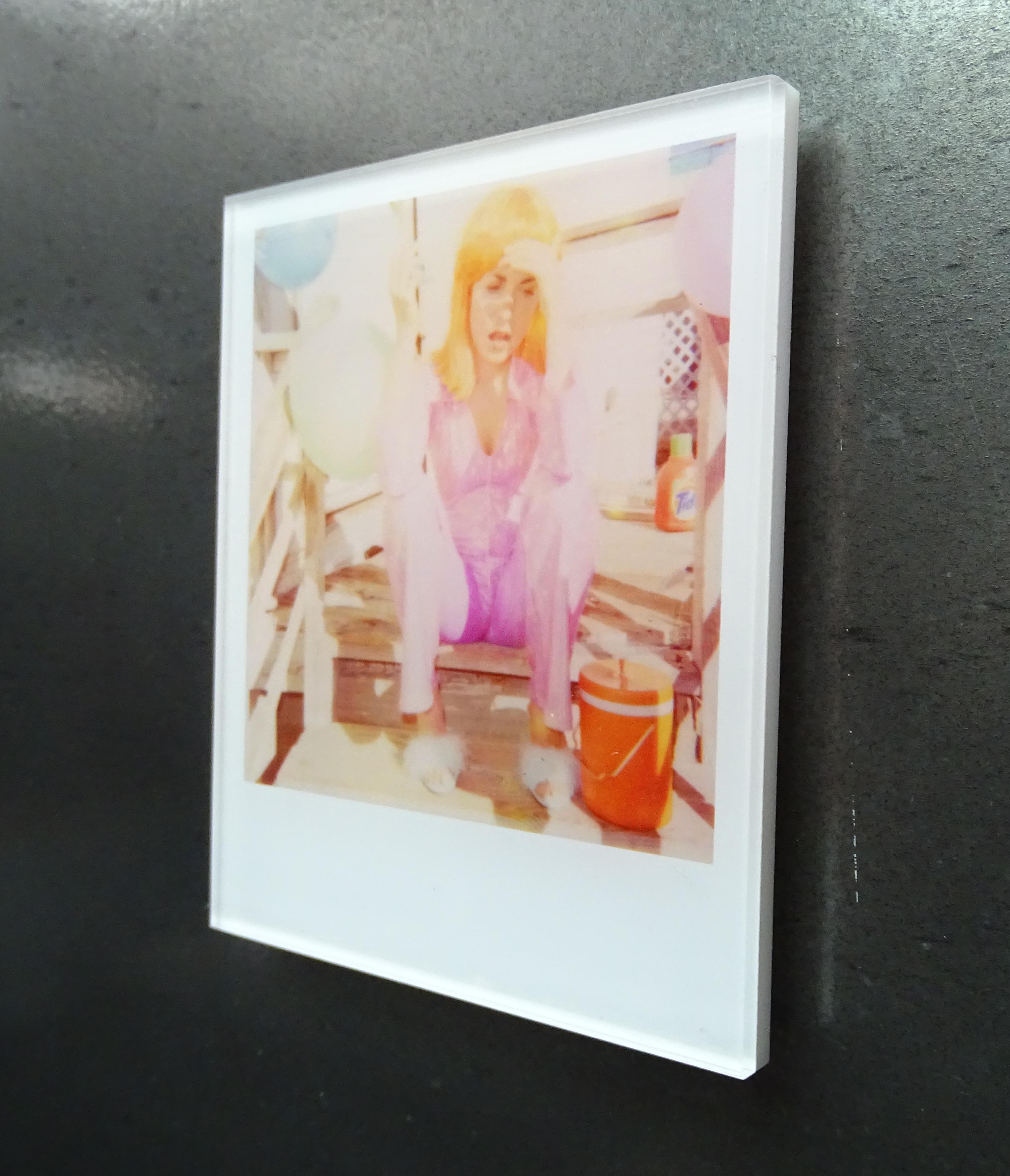 Stefanie Schneider Minis - The Party's over - basierend auf einem Polaroid, Radha Mitchell im Angebot 1