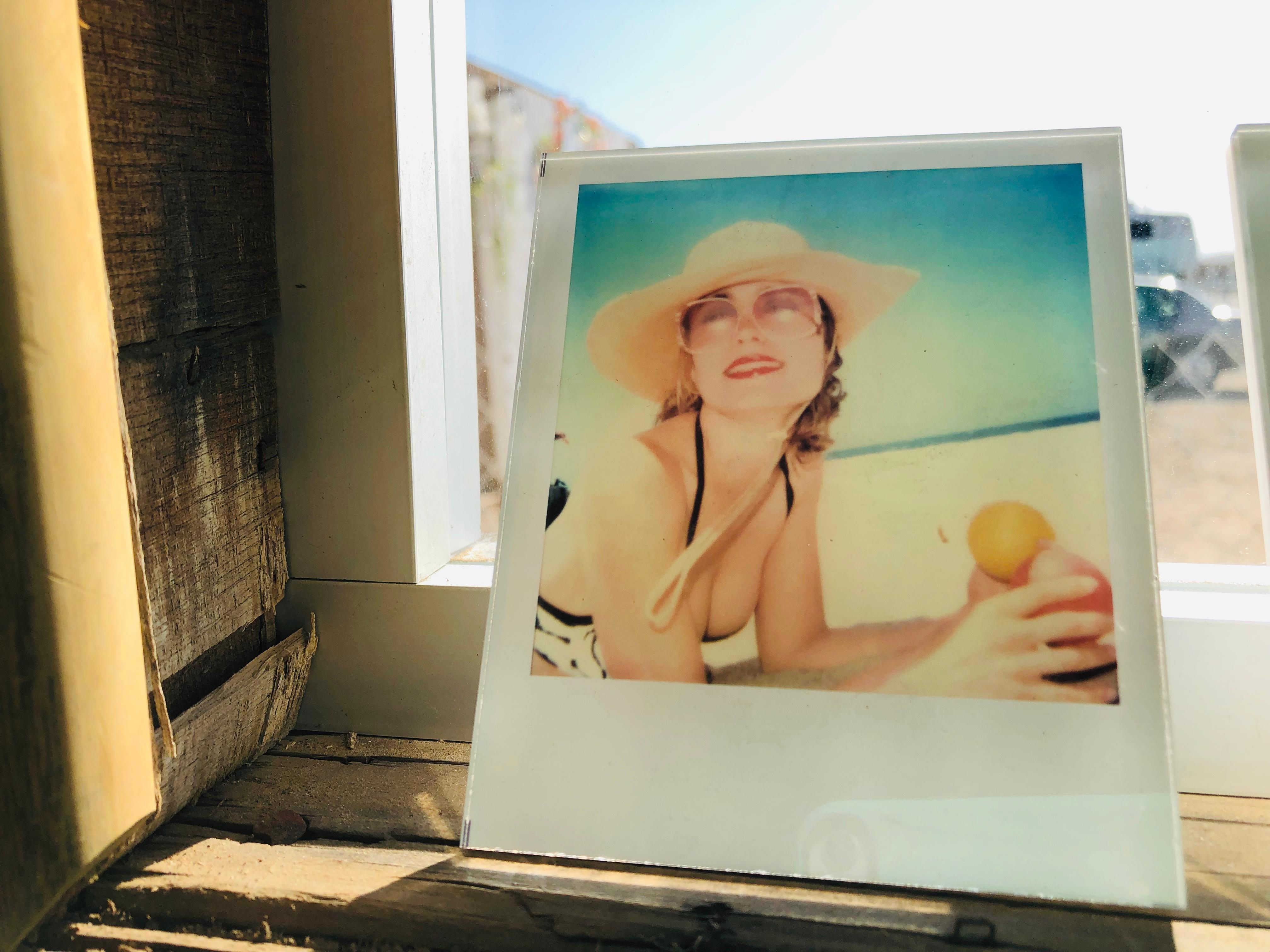 Die Minis von Stefanie Schneider
ohne Titel #03" (Beachshoot) mit Radha Mitchell, 2005
verso signiert und Signaturmarke
Lambda digitales Farbfoto basierend auf einem Polaroid

Offene Editionen in Polaroidgröße 1999-2013
10.7 x 8,8cm (Bild