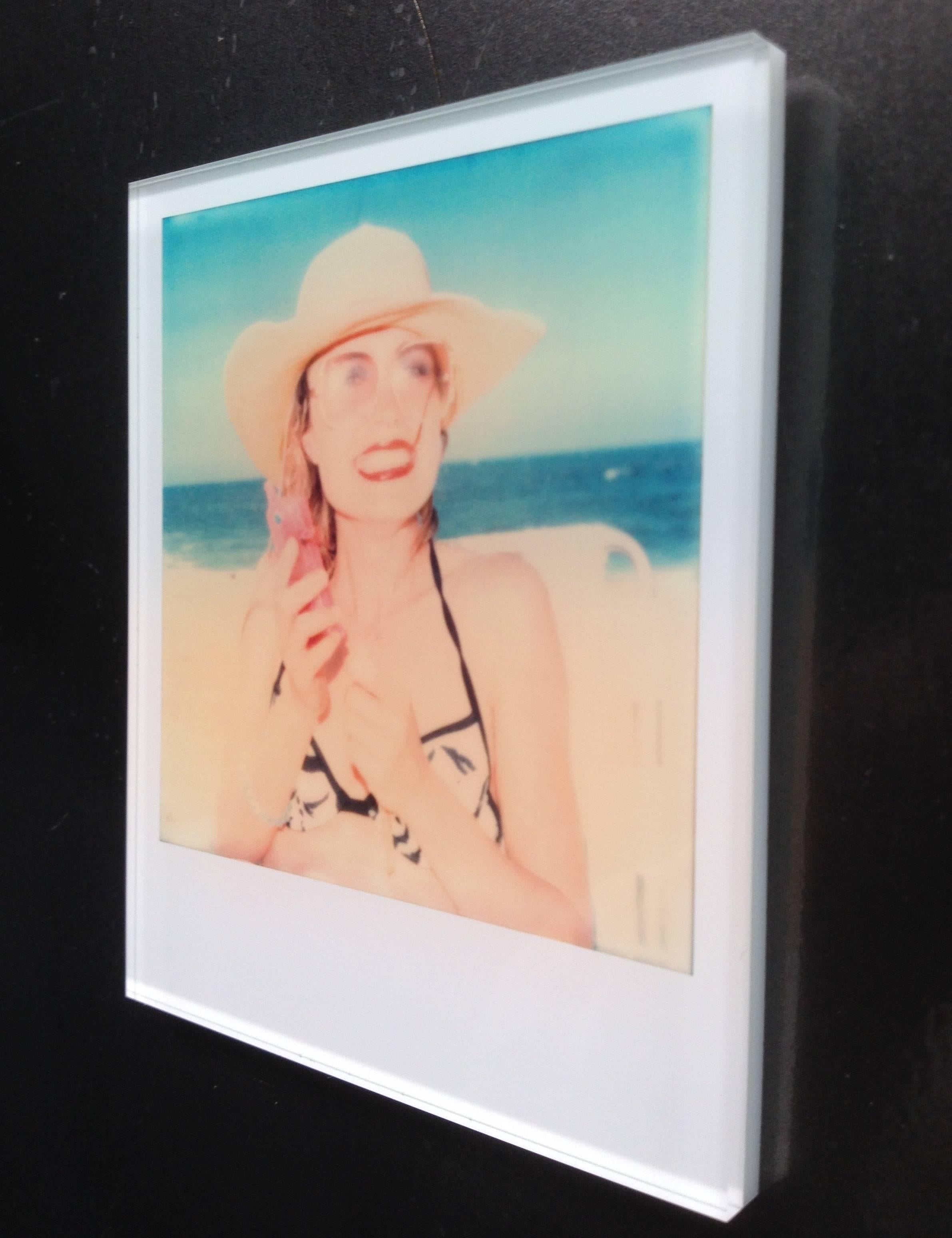 Stefanie Schneider Minis - Sans titre n° 11 - Photo de plage avec Radha Mitchel en vente 2