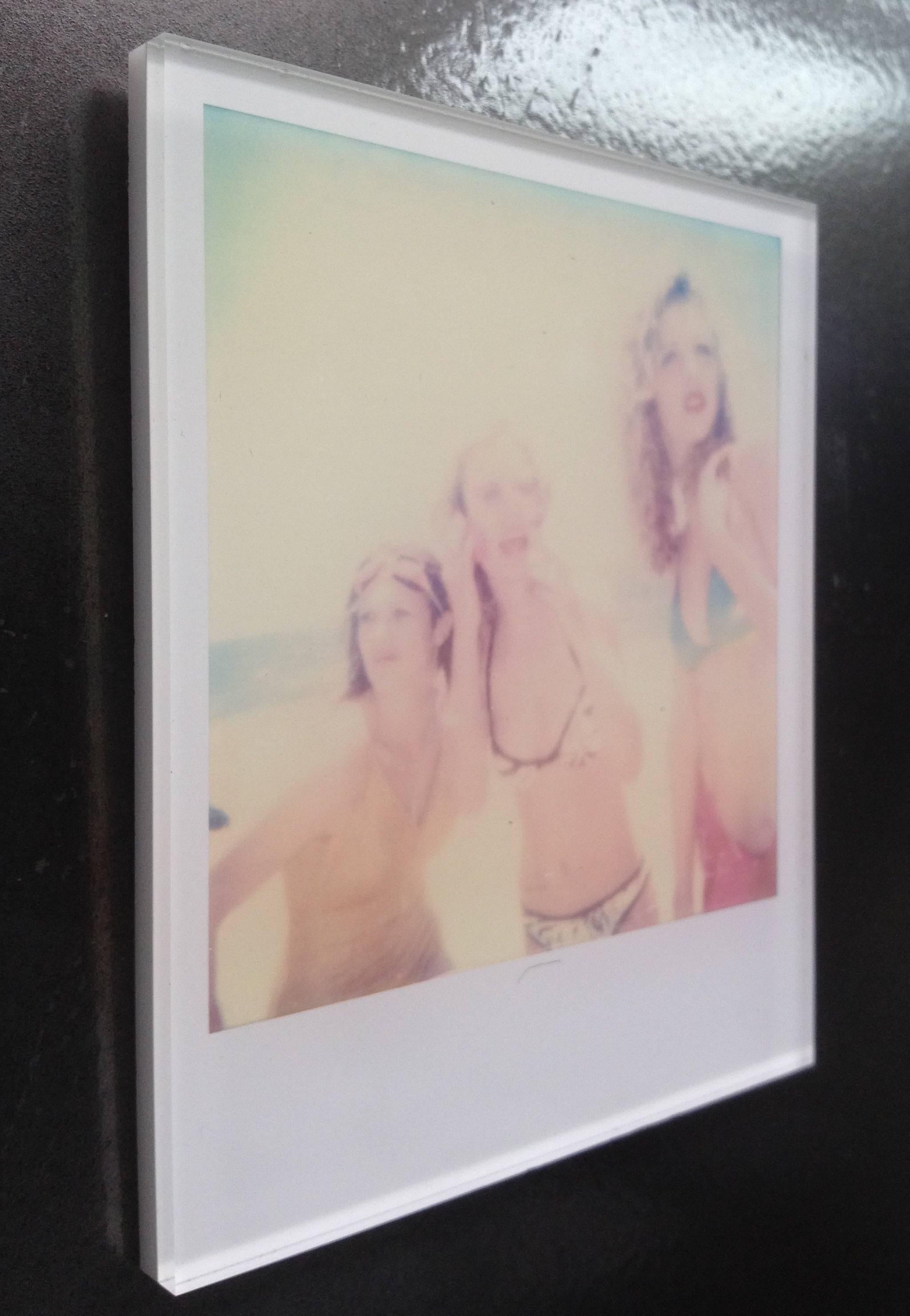 Stefanie Schneider Minis – ohne Titel Nr. 2 – Strandshooting – mit Radha Mitchel im Angebot 2