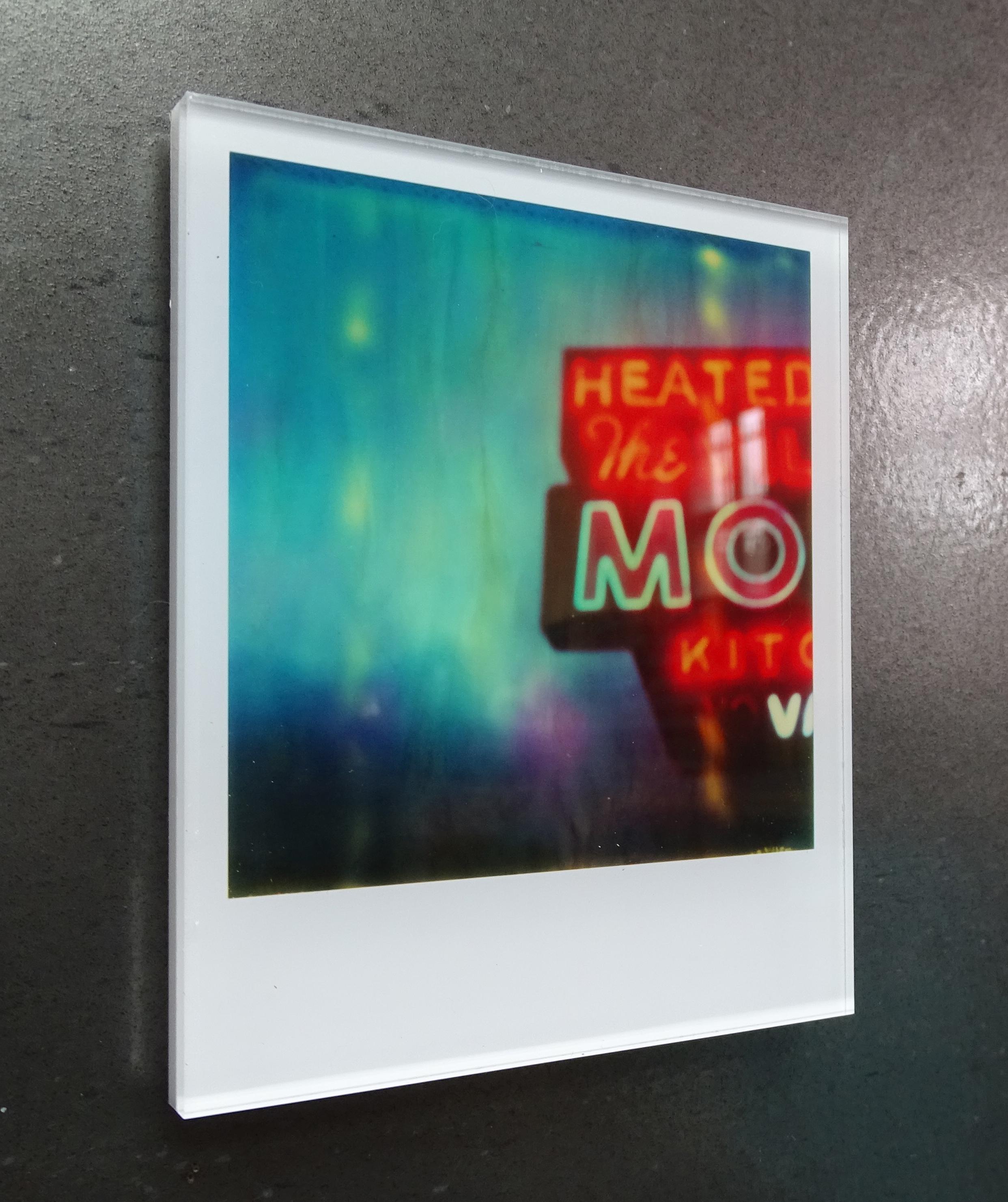 Stefanie Schneider Minis – Dorf Motel Blau – auf einem Polaroid basiert im Angebot 1