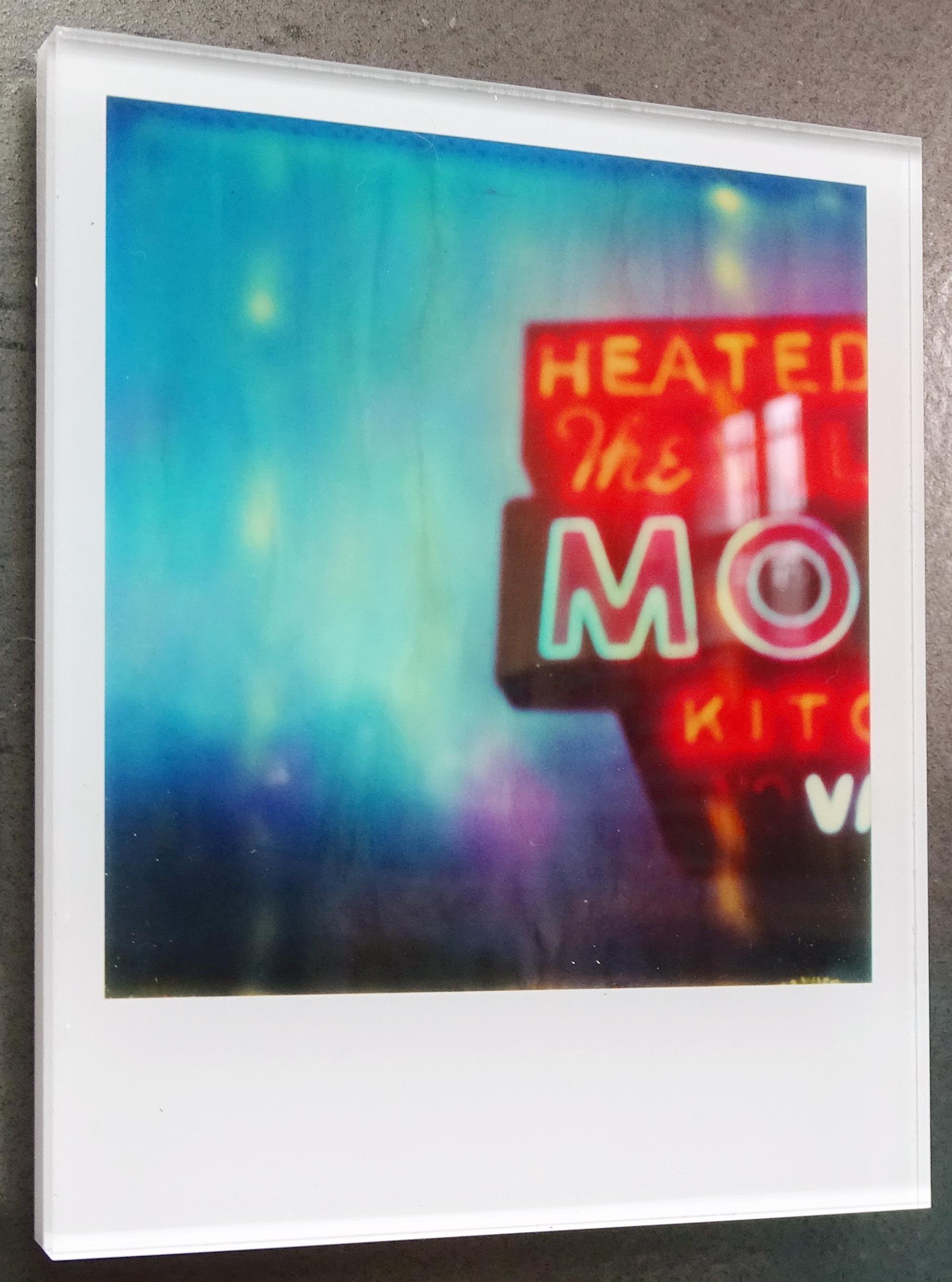 Minis di Stefanie Schneider - Village Motel Blue - basata su una Polaroid - montata in vendita 1
