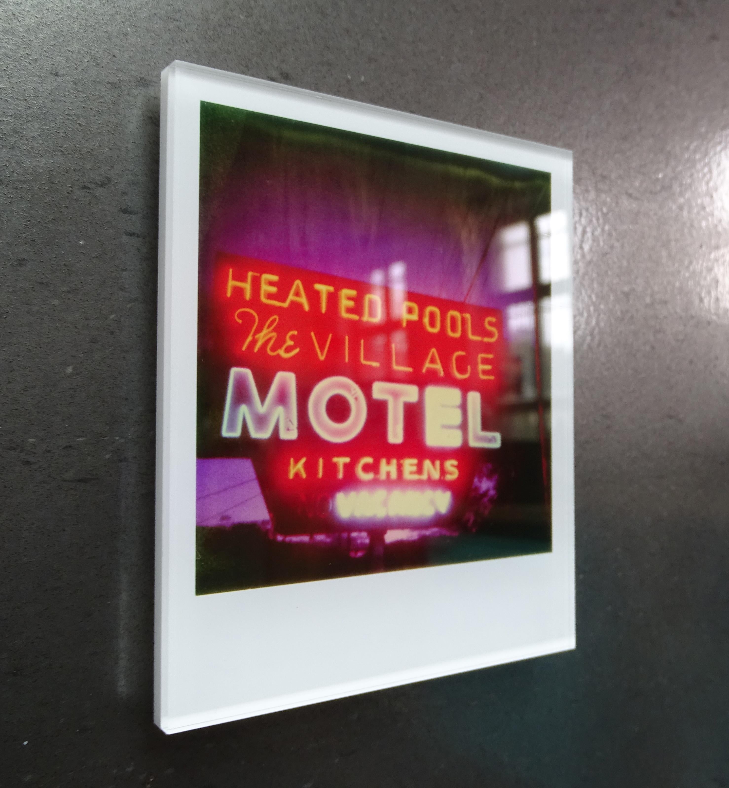 Stefanie Schneider Minis – Dorf Motel erhitzter Pool – auf einem Polaroid basiert im Angebot 1