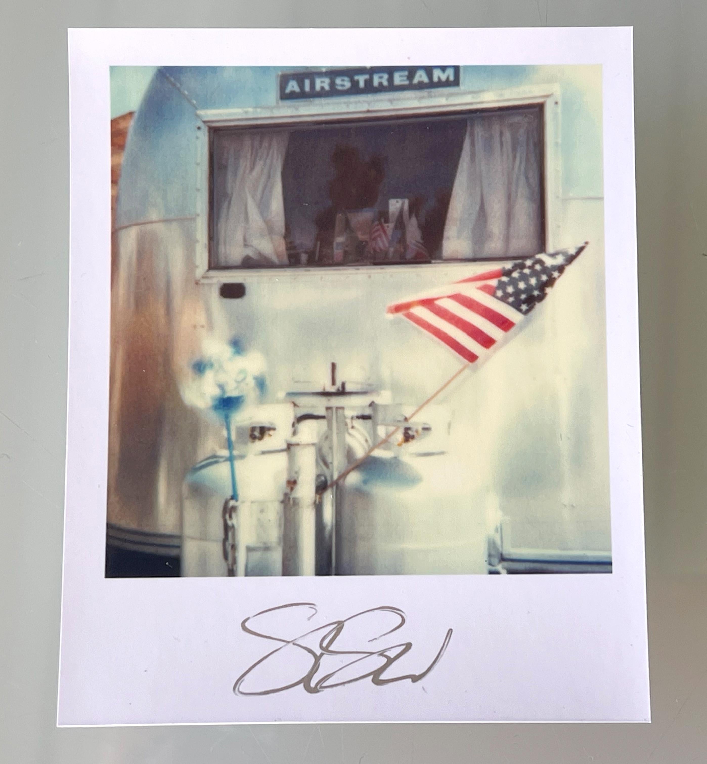 Mini de Stefanie Schneider
Airstream (29 Palms, CA) - 1999

Firmado delante, no montado.
Fotografías digitales en color basadas en las Polaroids.

Ediciones abiertas de tamaño Polaroid 1999-2023
10,7 x 8,8 cm (Imagen 7,9x7,7 cm)
