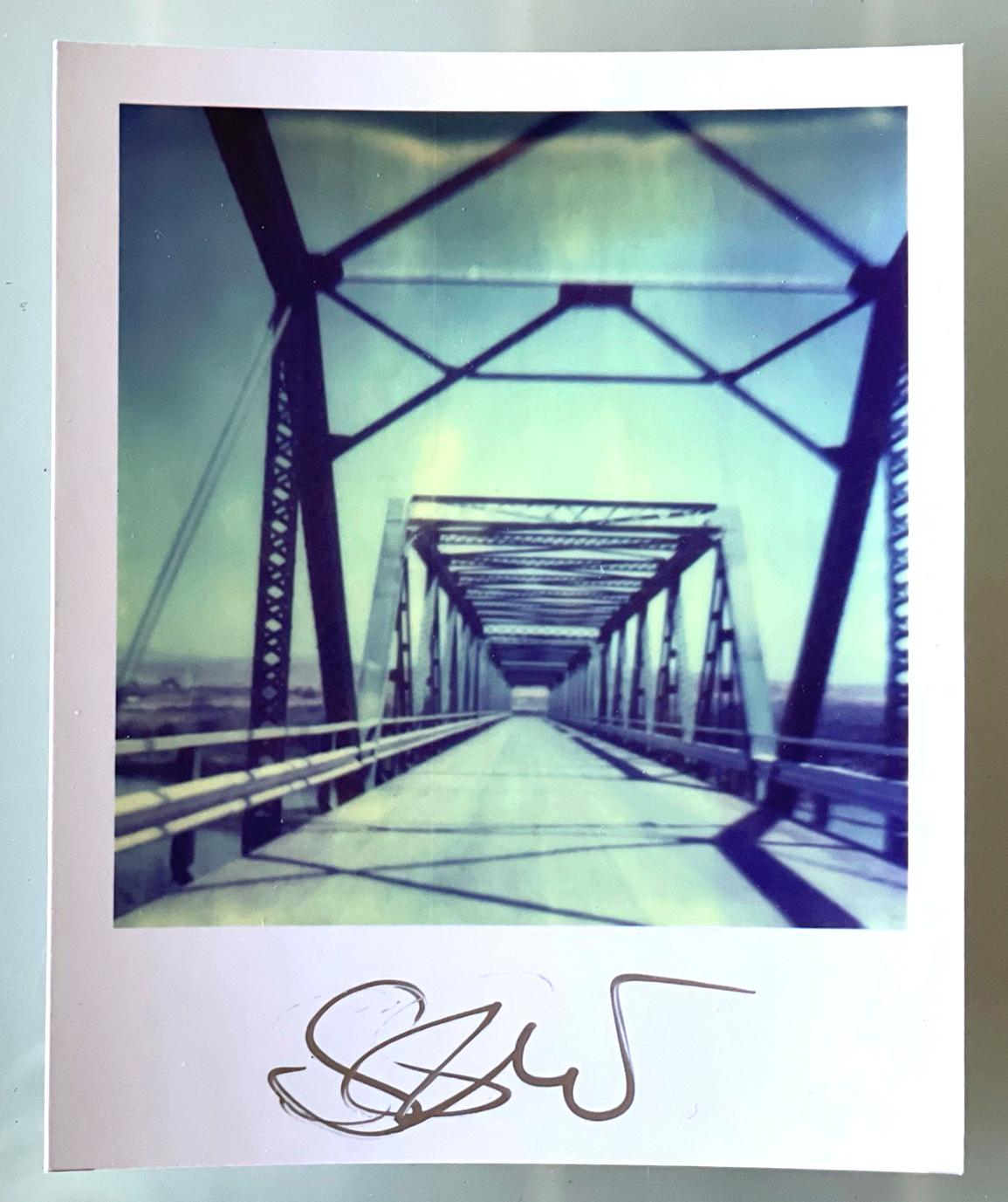 Mini di Stefanie Schneider
'Blue Bridge' dalla serie: Stranger than Paradise.
firmato davanti, non montato. 
Fotografie digitali a colori basate su una Polaroid. 

Edizioni aperte in formato polaroid 1999-2013
10,7 x 8,8 cm (immagine 7,9x7,7 cm)

È