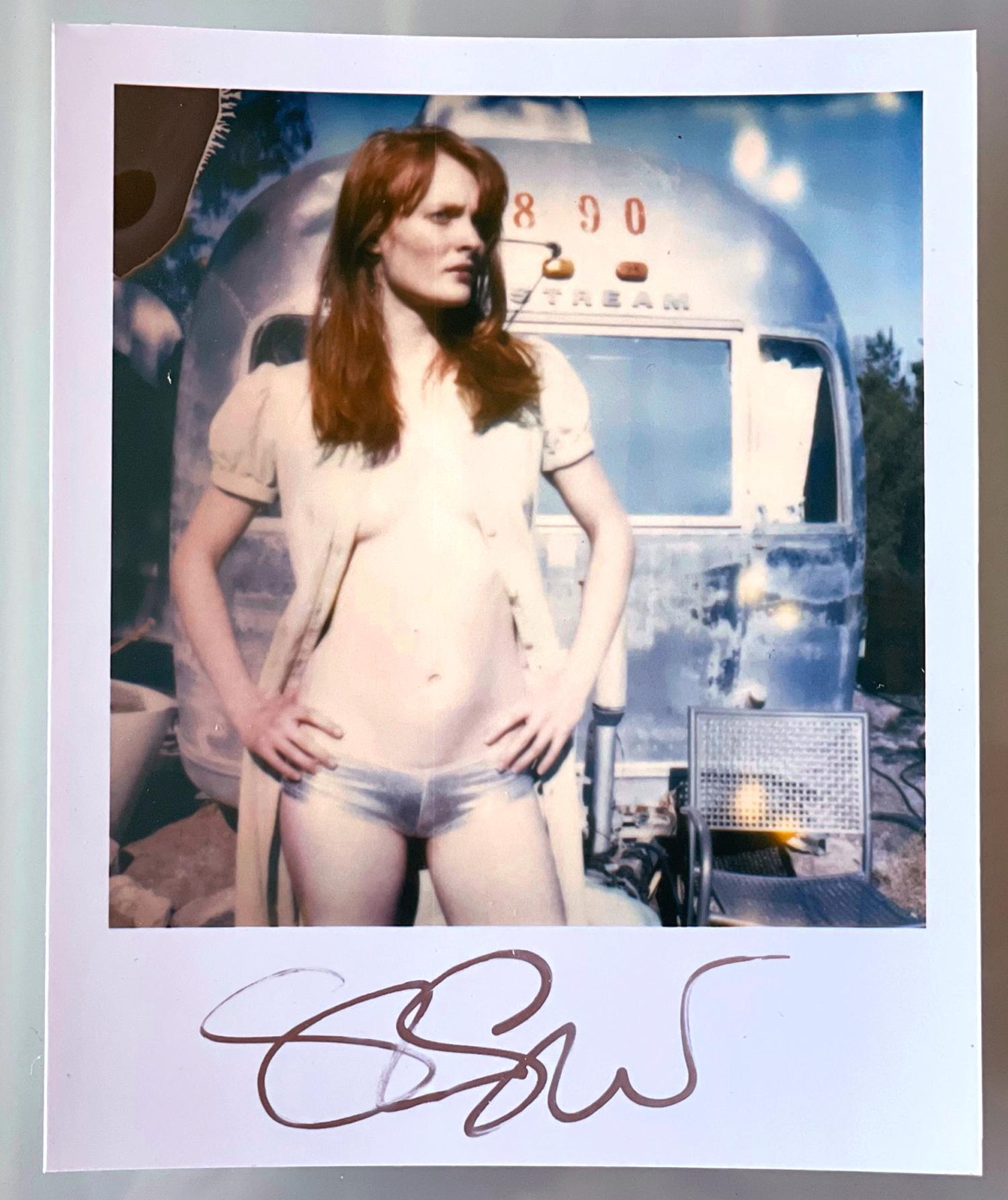 Stefanie Schneiders Mini
Daisy vor dem Trailer (Bis dass der Tod uns scheidet)

vorne signiert, nicht montiert. 
Digitale Farbfotografien auf der Grundlage eines Polaroids. 

Offene Editionen in Polaroidgröße 1999-2013
10.7 x 8,8cm (Bild