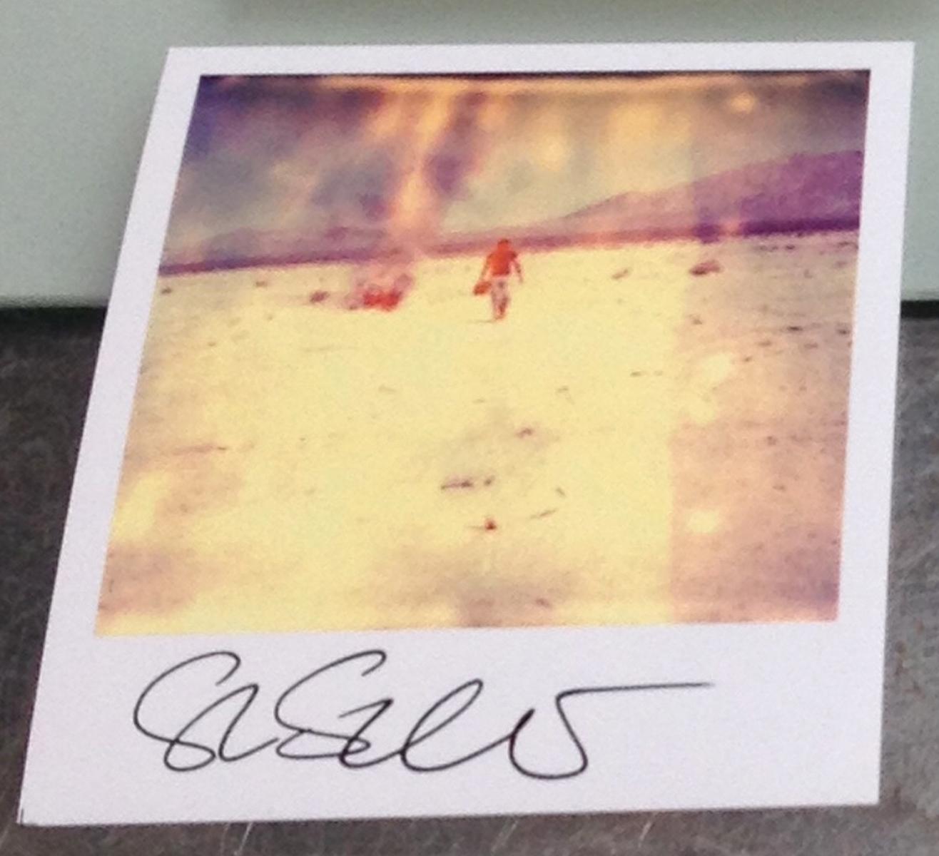 Stefanie Schneiders Mini
Gasoline (Fremder als das Paradies) - 1999

vorne signiert, nicht montiert.
Digitale Farbfotografien auf der Grundlage eines Polaroids.

Offene Editionen in Polaroidgröße 1999-2023
10,7 x 8,8cm (Bild 7,9x7,7cm)
