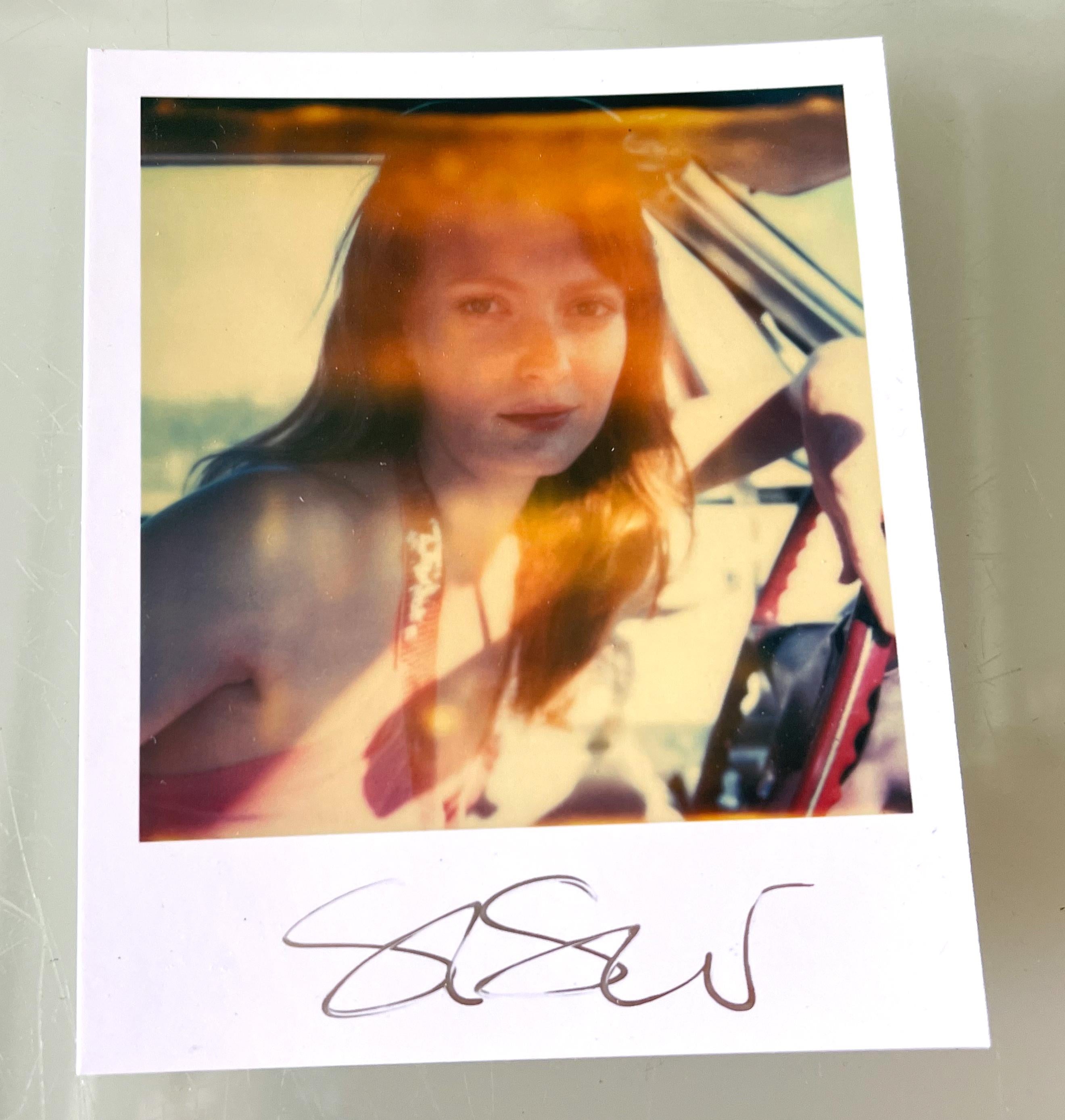 Stefanie Schneiders Mini
Ihre Augen, die Farbe des Himmels (Till Death Do Us Part) - 2005
mit Daisy McCrackin

vorne signiert, nicht montiert. 
Digitale Farbfotografien auf der Grundlage eines Polaroids. 

Offene Editionen in Polaroidgröße