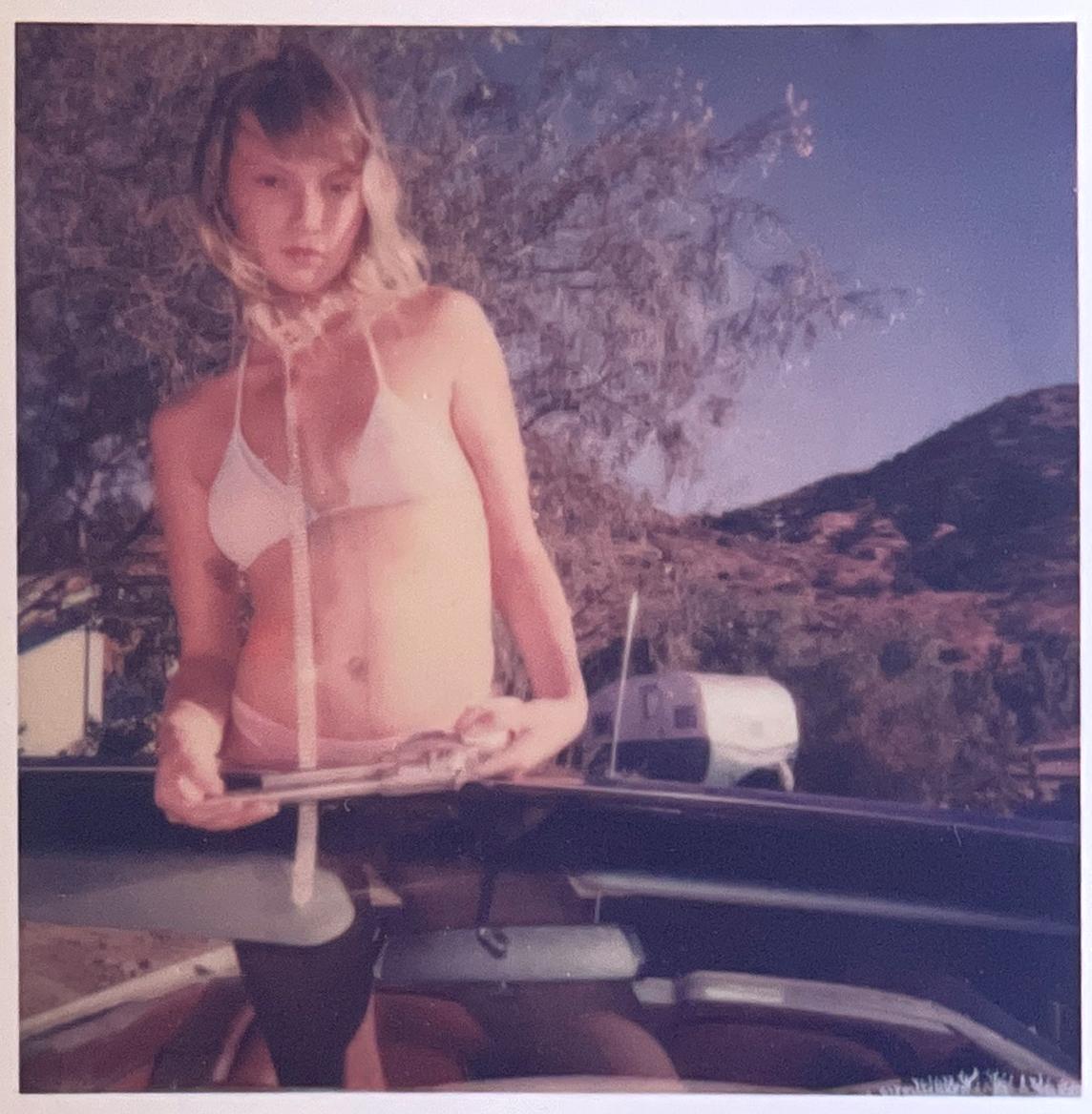 Minis Polaroid « Nastasia with Gun » de Stefanie Schneider, signées, en vrac en vente 2