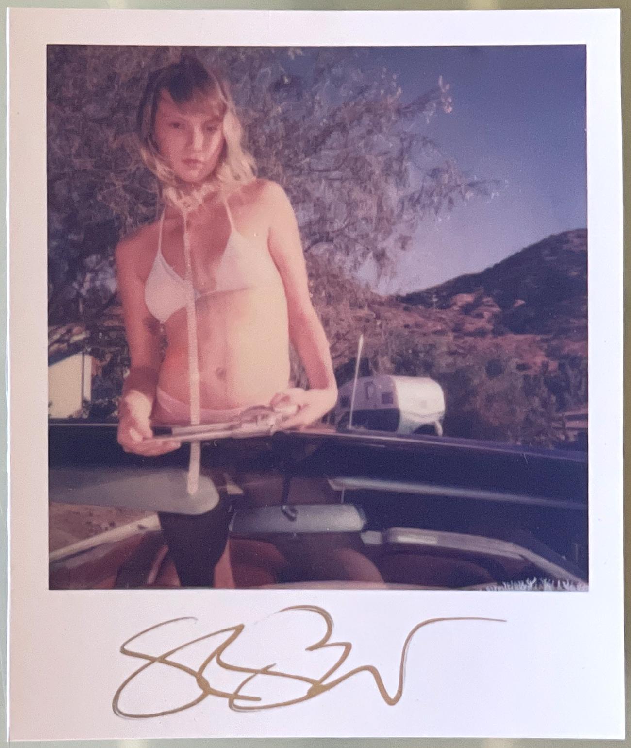 Stefanie Schneider's Mini
Nastasia with Gun (High Desert) - 2019

1 Archival Color Photograph based on the Polaroid.
Signed in front, not mounted.

Polaroid sized open Editions 1999-2022
10.7 x 8.8cm (Image 7.9x7.7cm)