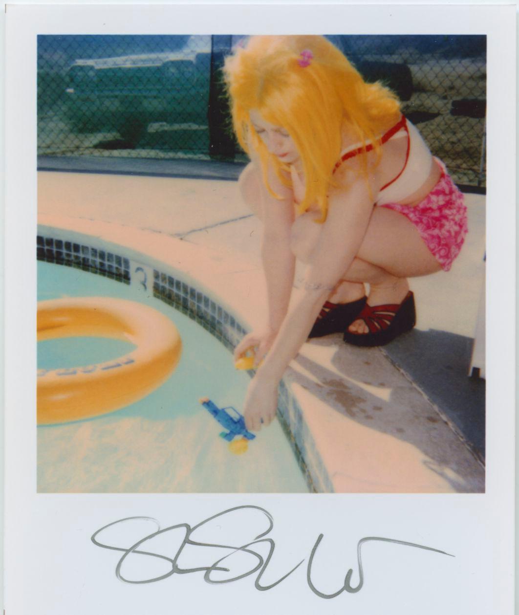 Stefanie Schneider Mini ilimitada de tamaño Polaroid 'Max junto a la piscina' - 1999 - 

Firmado delante, no montado. 
1 Fotografía digital en color basada en la Polaroid. 

Ediciones abiertas de tamaño Polaroid 1999-2016
10,7 x 8,8 cm (Imagen