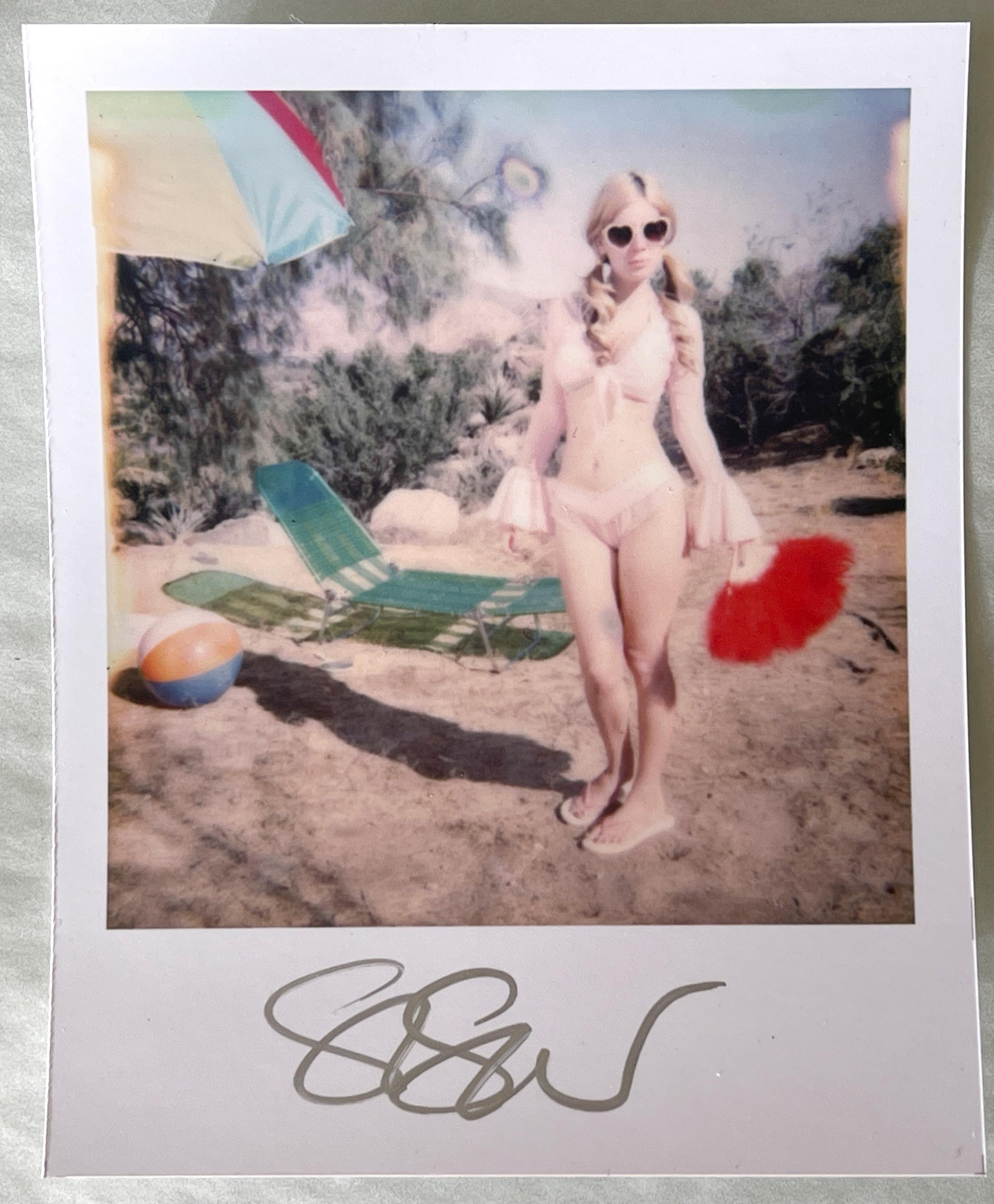 Stefanie Schneider Mini illimitata in formato polaroid 'Playgirl (Heavenly Falls)' - 2016 - 

firmato davanti, non montato. 
1 fotografia a colori d'archivio basata sulla Polaroid originale. 

Edizioni aperte in formato polaroid 1999-2016
10,7 x 8,8