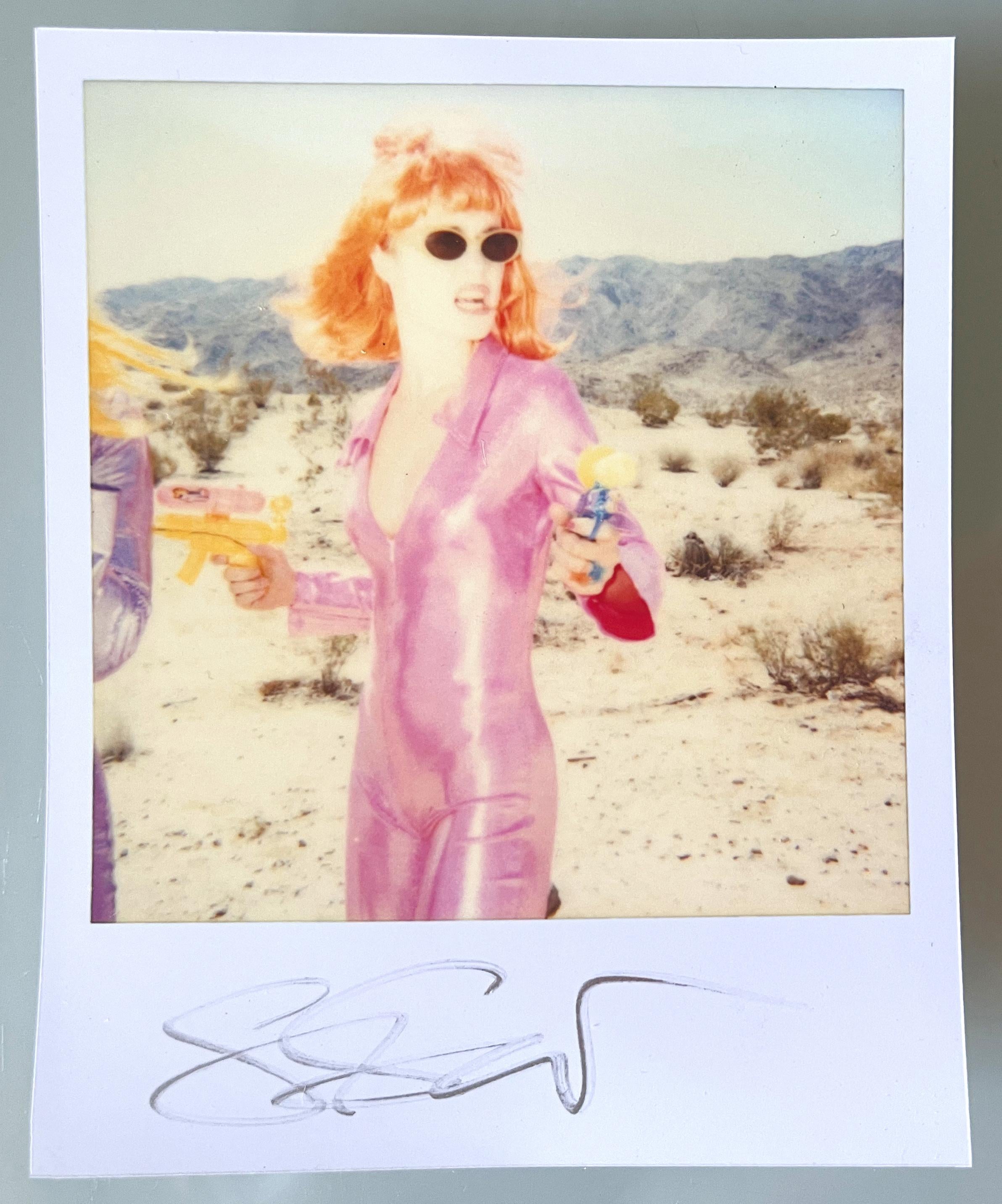 Stefanie Schneider Polaroid sized unlimited Mini 'Radha Shooting' (Long Way Home) - 1999 -. 

signé au recto, non monté. 
1 Photographies numériques en couleurs basées sur un polaroïd. 

Éditions ouvertes au format polaroïd 1999-2016
10,7 x 8,8 cm