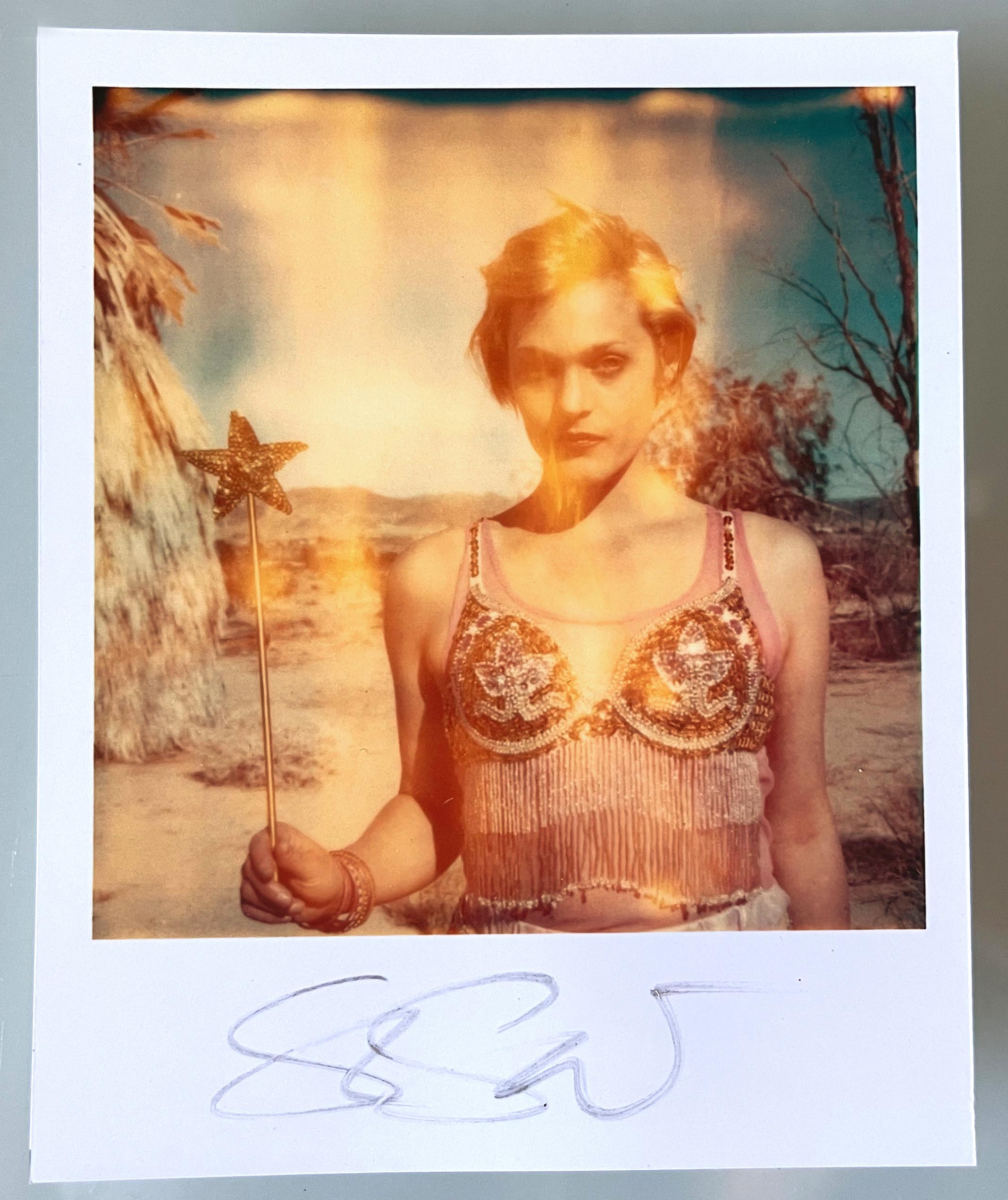 Stefanie Schneider Unbegrenzter Mini in Polaroidgröße 'Die Muse' - 2009 - 

vorne signiert, nicht montiert. 
1 Digitale Farbfotografien auf der Grundlage eines Polaroids. 

Offene Editionen in Polaroidgröße 1999-2016
10,7 x 8,8 cm (Bild 7,9 x 7,7