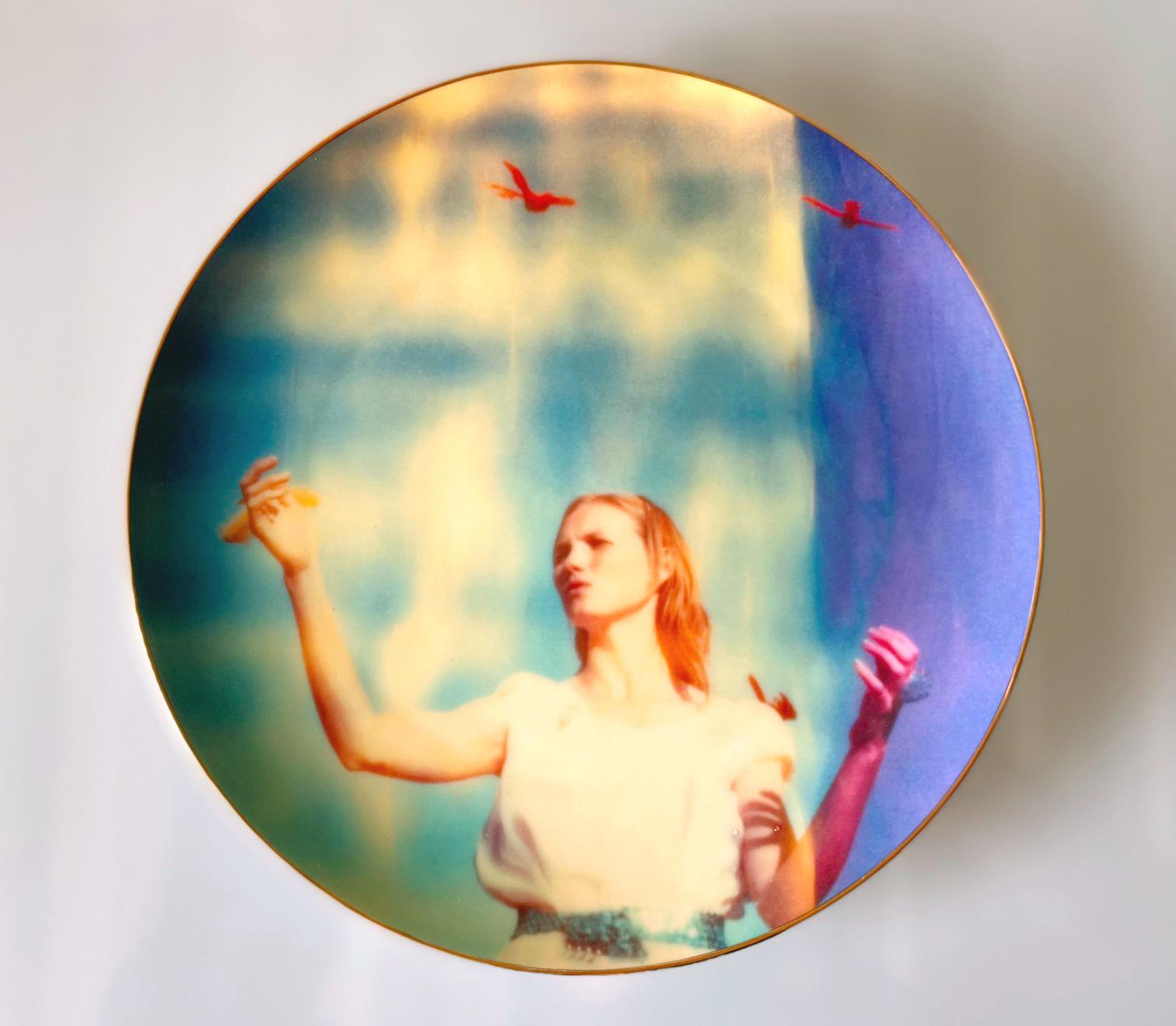 Stefanie Schneider's Coupe Plate 'Haley and the Birds', 2021

with 24-carat hand painted golden rim. 
Screen print based on a Polaroid. 
Edition of 500. 
Plate size 26.67 cm / 10.5 inch. 
Signed and numbered on verso. 

