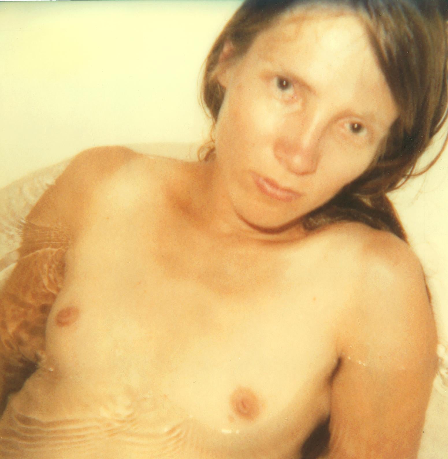 Stevie in Bathtub (29 Palms, CA) - analog, Polaroid, Contemporary - Photograph by Stefanie Schneider