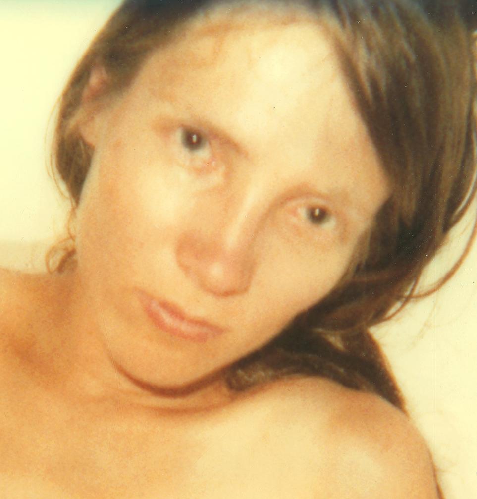 Stevie in Bathtub (29 Palms, CA) - analog, Polaroid, Contemporary (Zeitgenössisch), Photograph, von Stefanie Schneider
