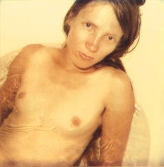 Stevie dans la baignoire (29 Palms, CA) - analogique, Polaroid, Contemporary