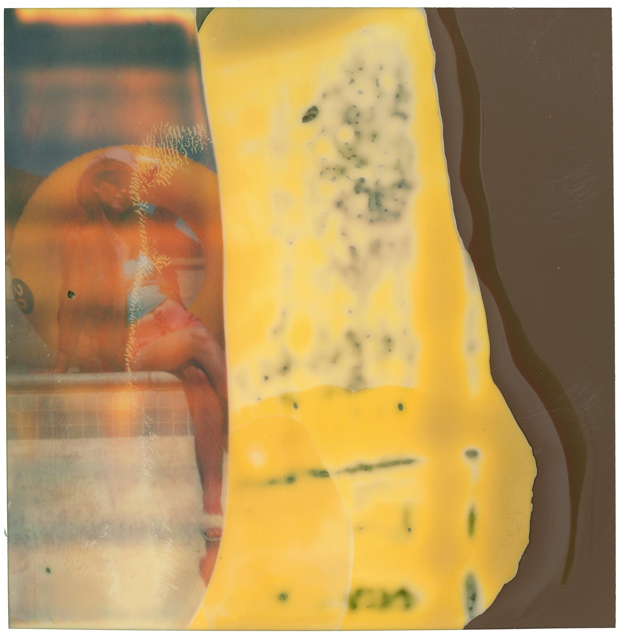 Stefanie Schneider Color Photograph – Subliminal (Haley und die Vögel)