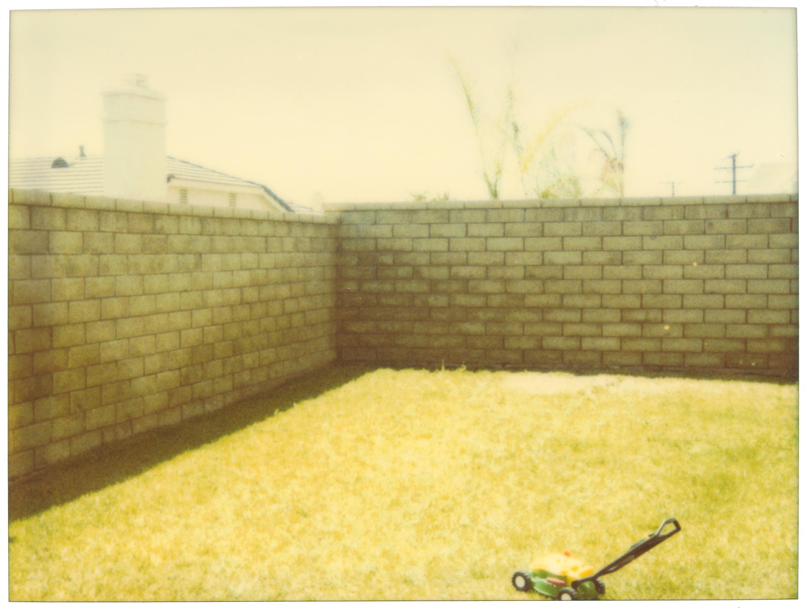 Suburbia (Suburbia) 2004, 

60x80cm each, 200x170cm installed.
Edition of 1/5, 
analog C-Print, hand-printed by the artist on Fuji Crystal Archive Paper, matte surface, based on a Polaroid, mounted on Aluminum with matte UV-Protection.
Signature