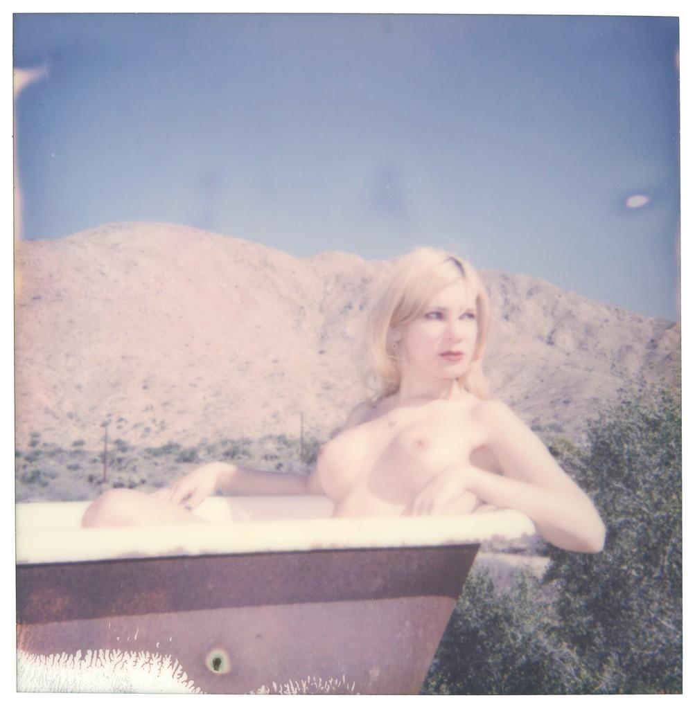 Stefanie Schneider Color Photograph – Sundays (Heavenly Falls) – Zeitgenössisch, 21. Jahrhundert, Polaroid, Nackt