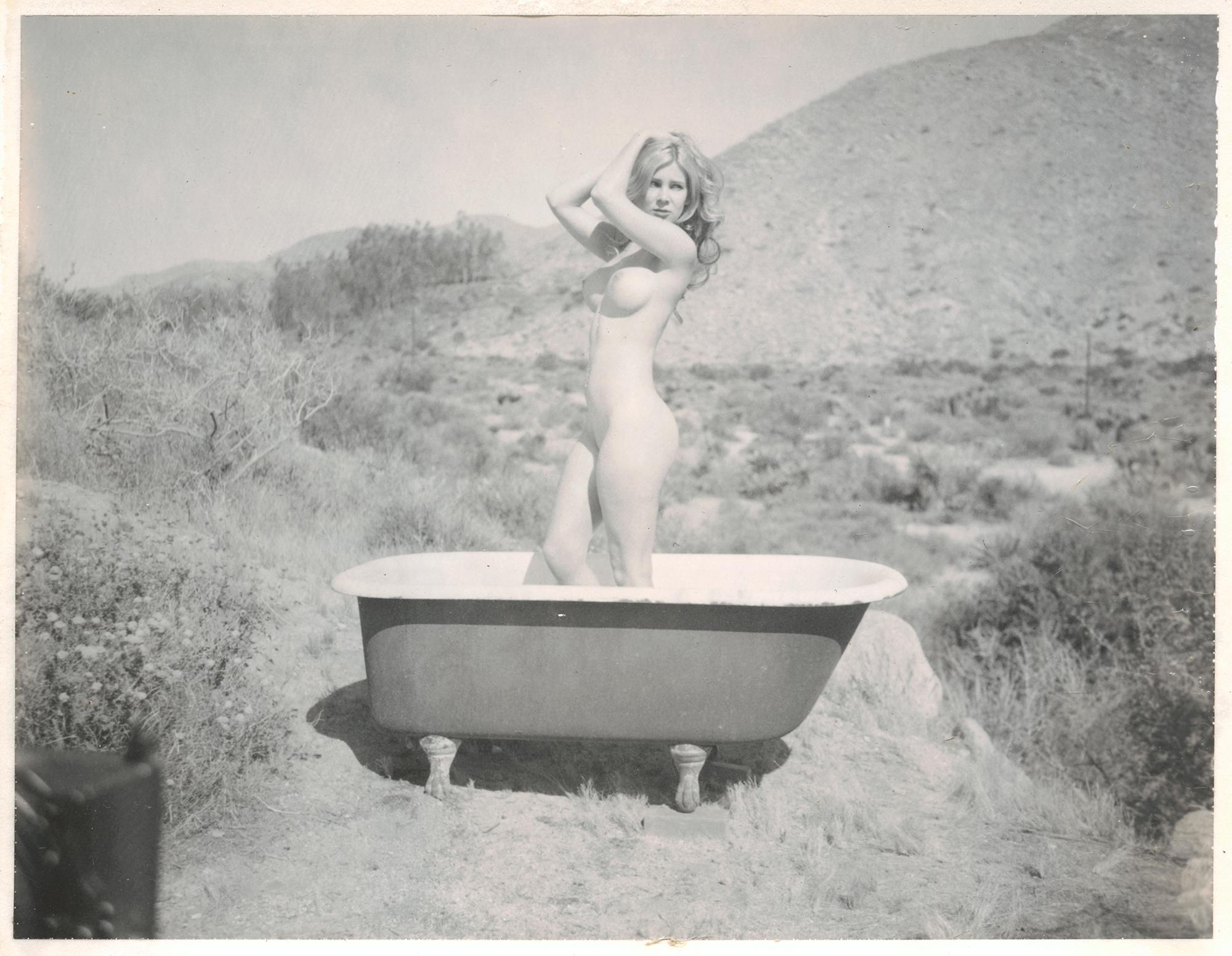 Stefanie Schneider Nude Photograph – Sundays (Heavenly Falls) – Zeitgenössisch, 21. Jahrhundert, Polaroid, Nackt