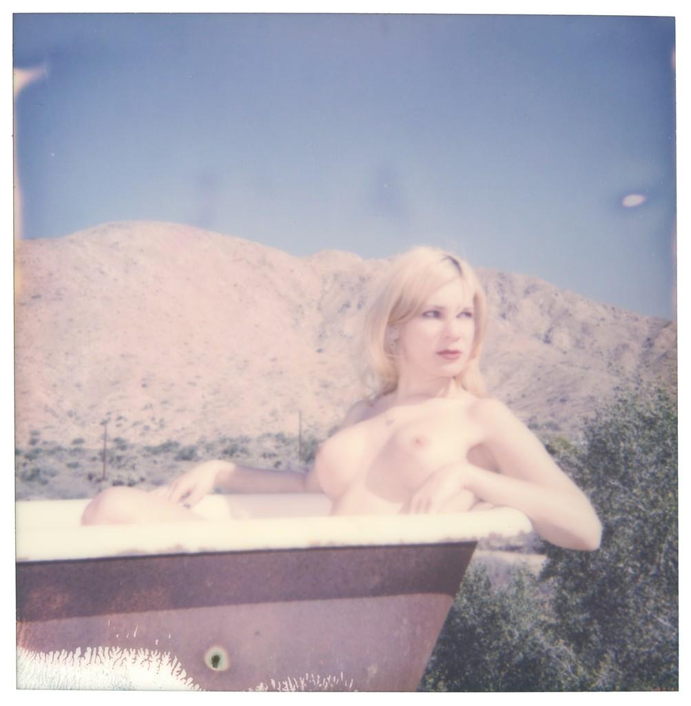Sundays (Heavenly Falls) - Contemporáneo, Siglo XXI, Polaroid, Desnudo
