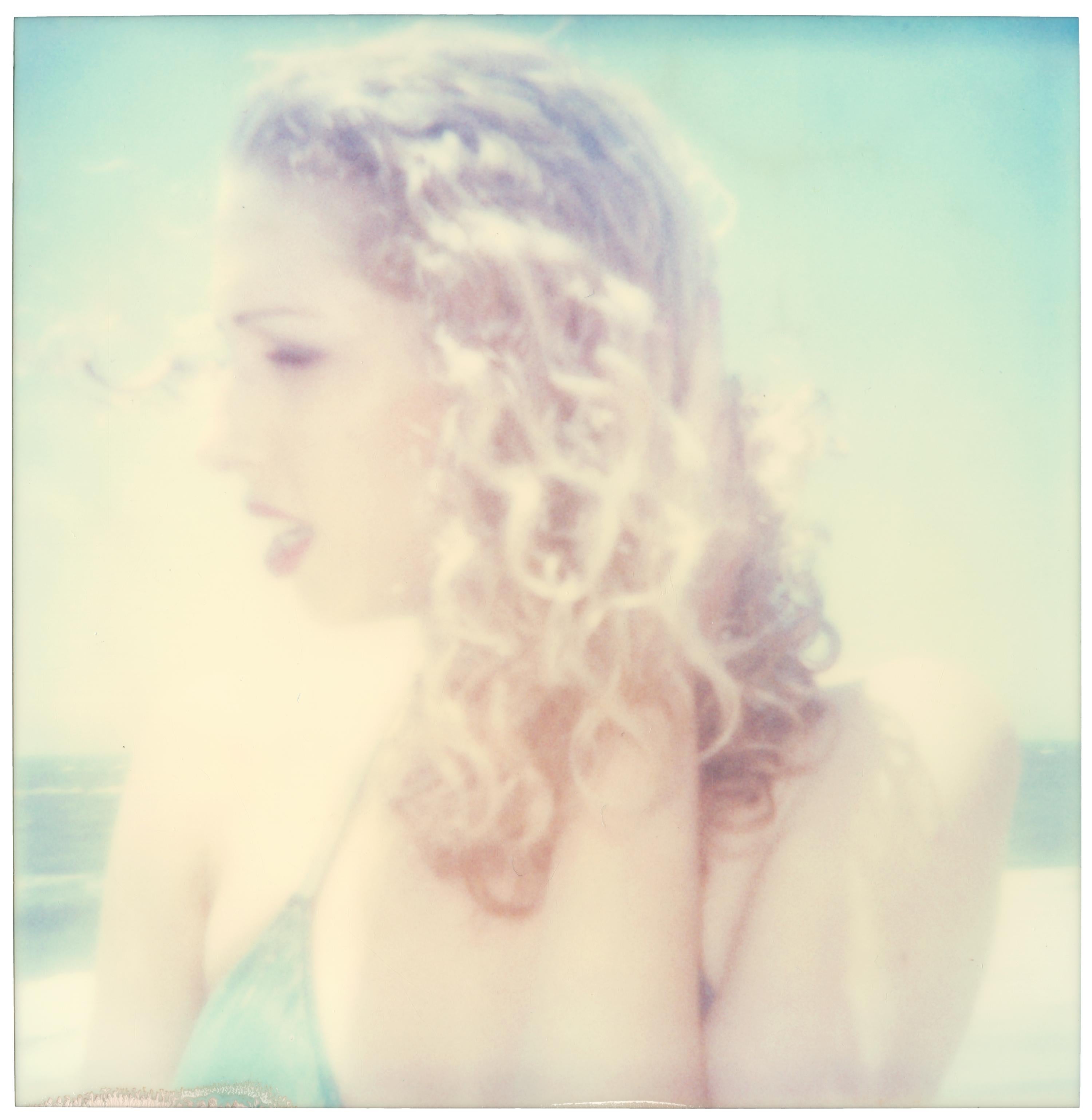 Stefanie Schneider Portrait Photograph – Sonnenstrahlen (Beachshoot)