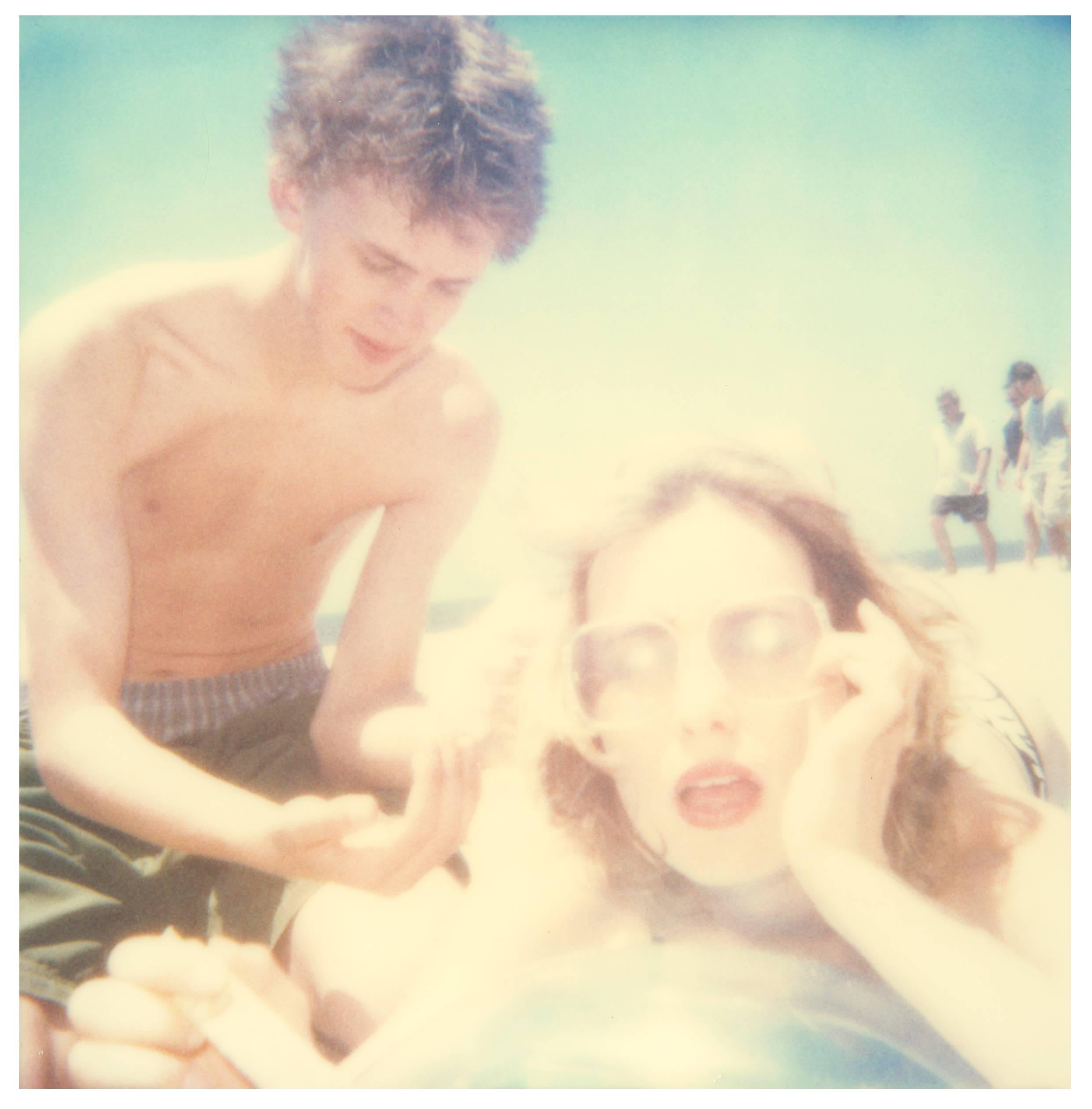 Color Photograph Stefanie Schneider - Sunscreen I (Beachshoot) avec Radha Mitchell - Polaroid, Contemporary