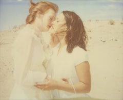 The Bride's Kiss – Zeitgenössisch, 21. Jahrhundert, Polaroid, Figurative, Frau