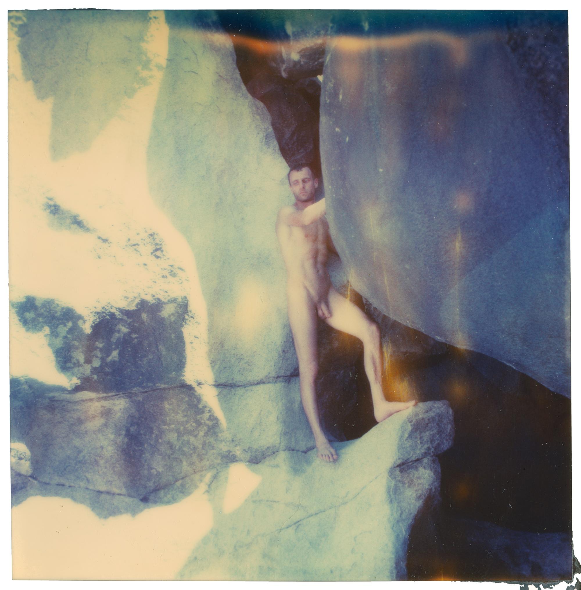 Stefanie Schneider Figurative Photograph – The Cave 02 – Planet der Affen 11 – 21. Jahrhundert, Polaroid, Abstrakt