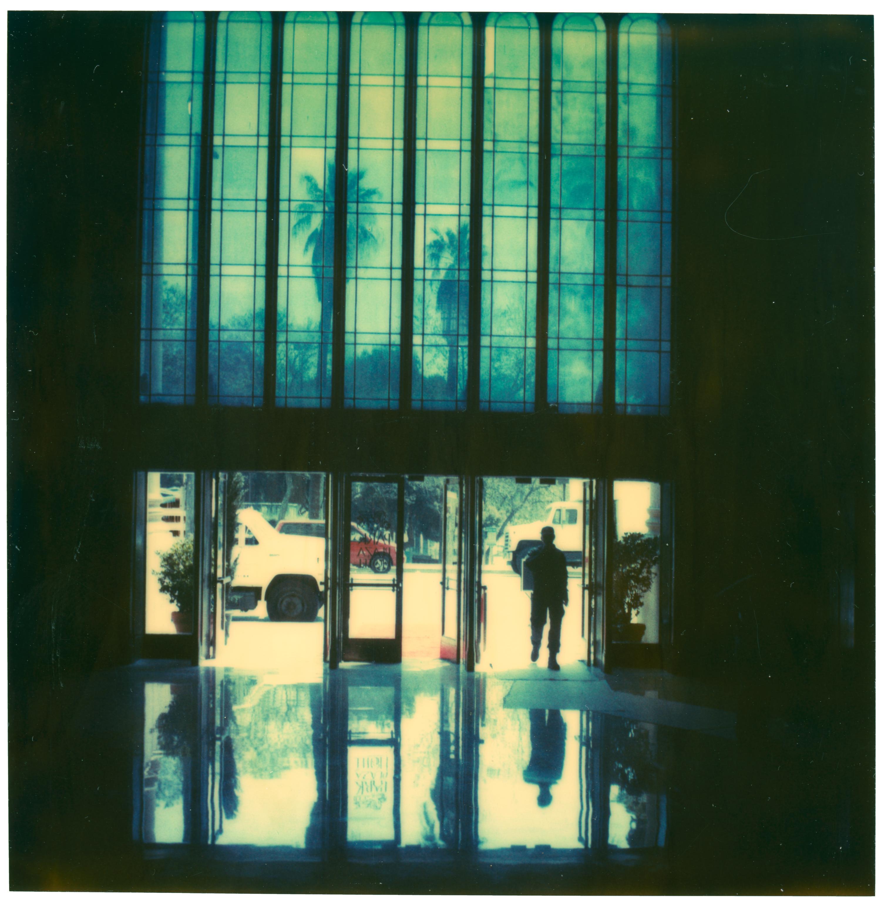 Stefanie Schneider Color Photograph – The Depot (Die letzte Bilderausstellung)