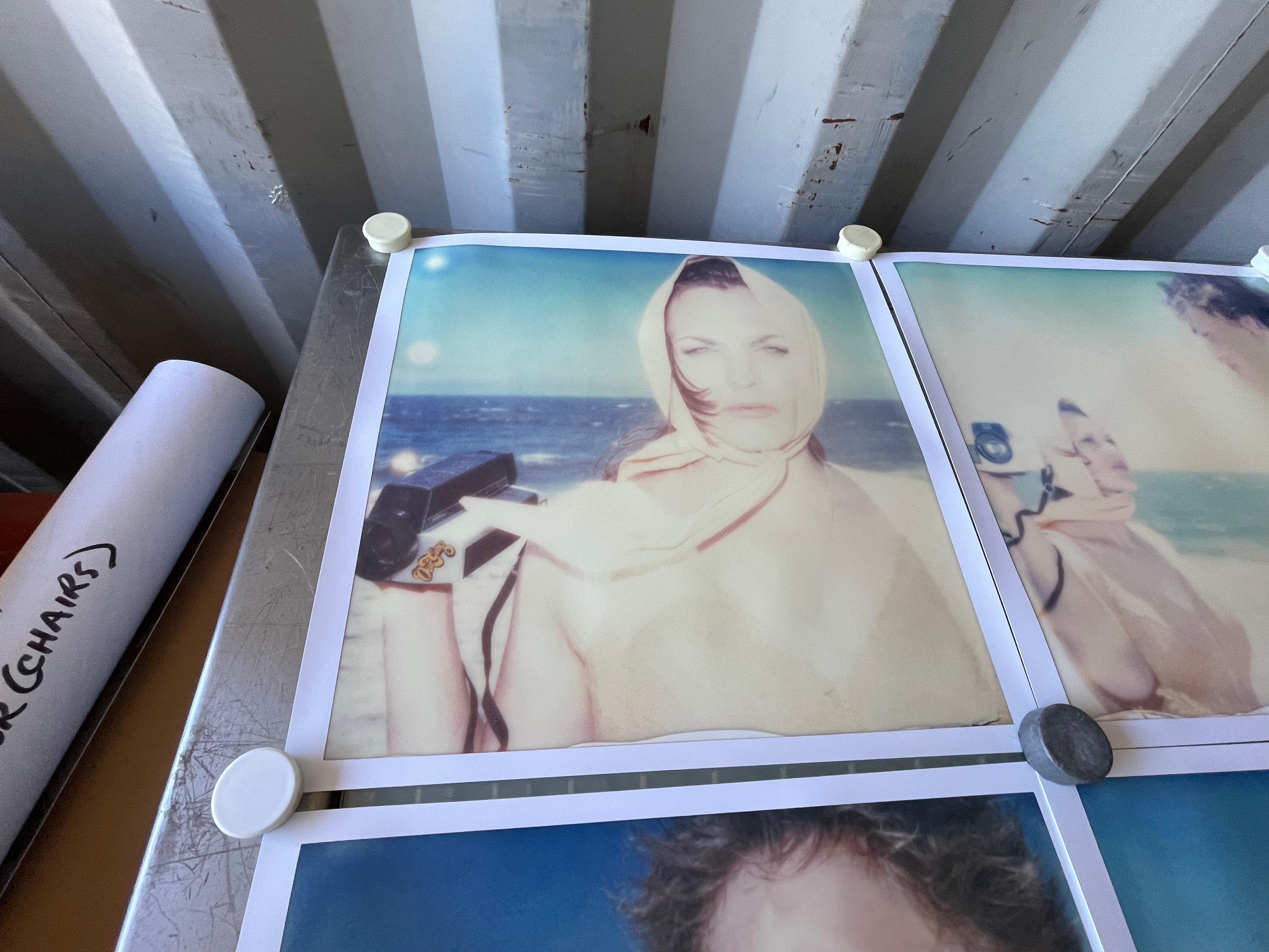 Die Diva und der Junge (Beachshoot) – 9 Stücke – Polaroid, Vintage, Zeitgenössisch (Beige), Portrait Photograph, von Stefanie Schneider