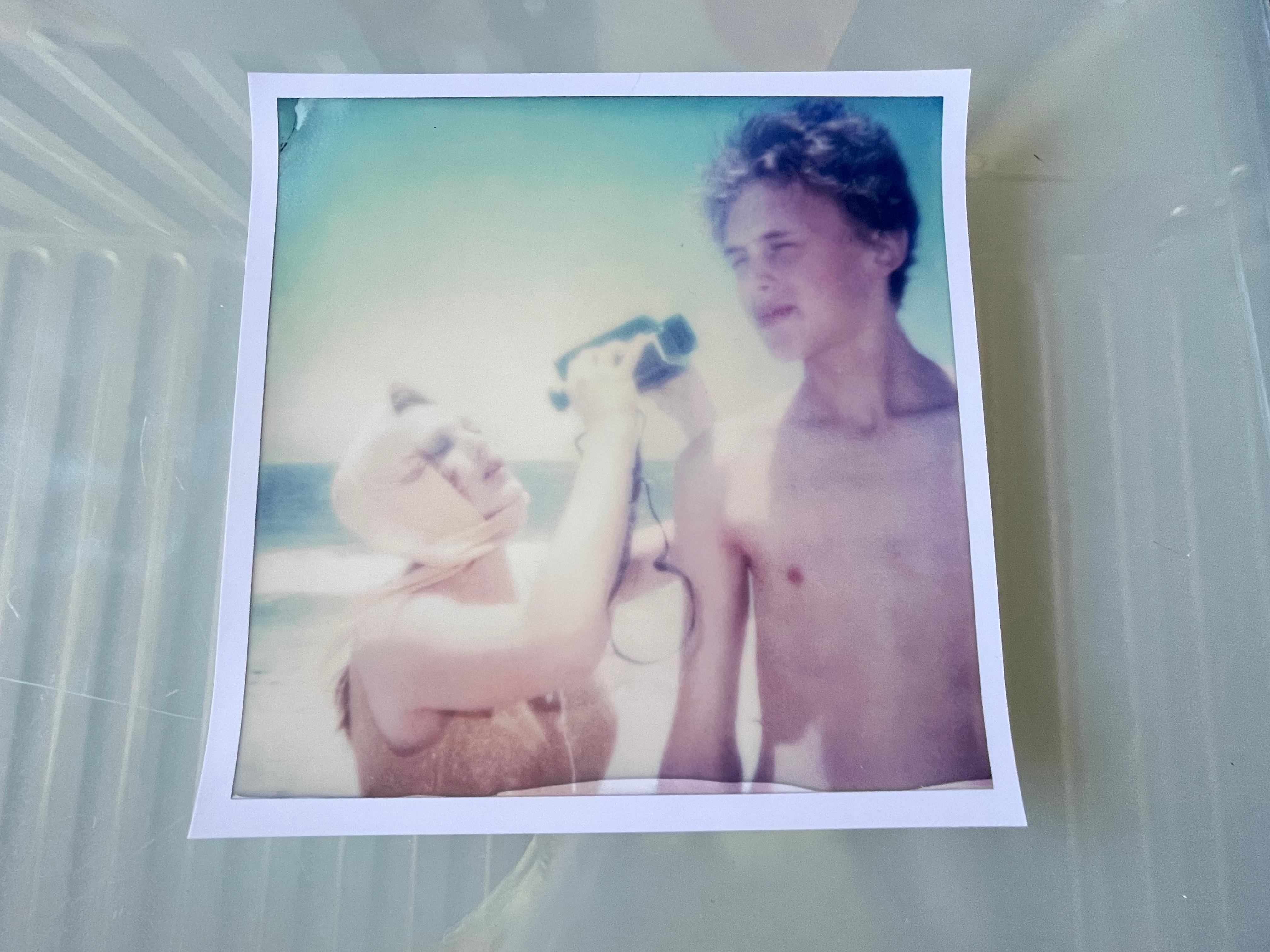 Die Diva und der Junge (Beachshoot) – 9 Stücke – Polaroid, Vintage, Zeitgenössisch im Angebot 5