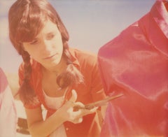 Le tissu de l'esprit (La fille derrière la clôture de picket blanche) - Polaroid