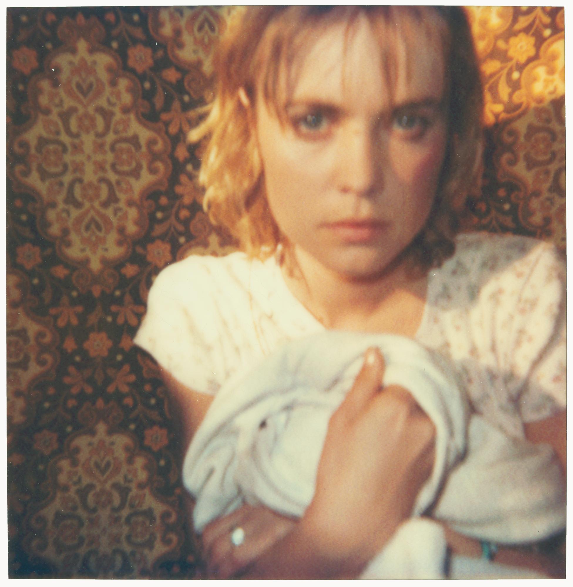 Color Photograph di Stefanie Schneider - La solitudine della moglie del contadino (American Depression)