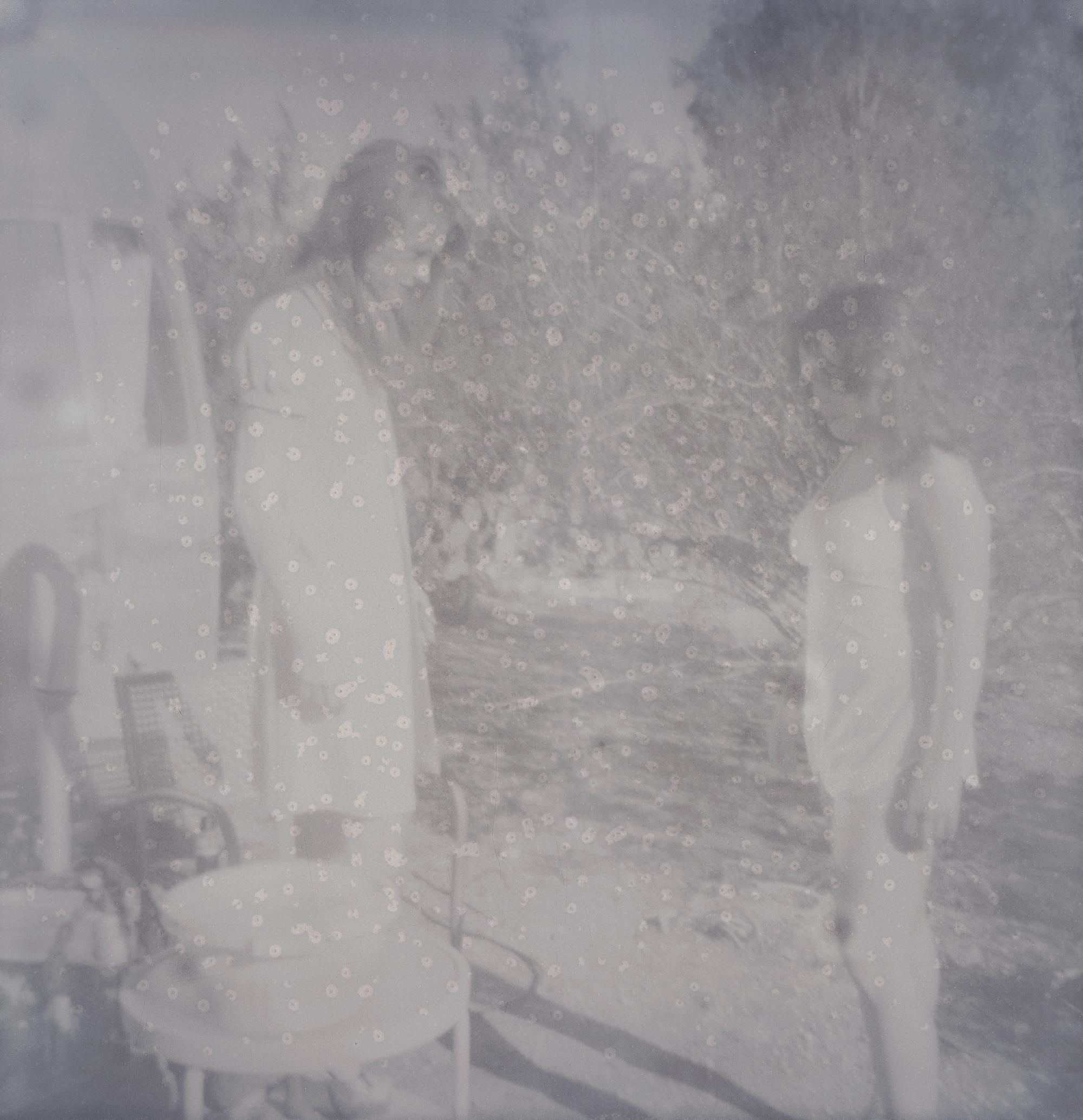 Black and White Photograph de Stefanie Schneider - Los juegos que jugamos (Hasta que la muerte nos separe) - Contemporáneo, Polaroid, Mujeres