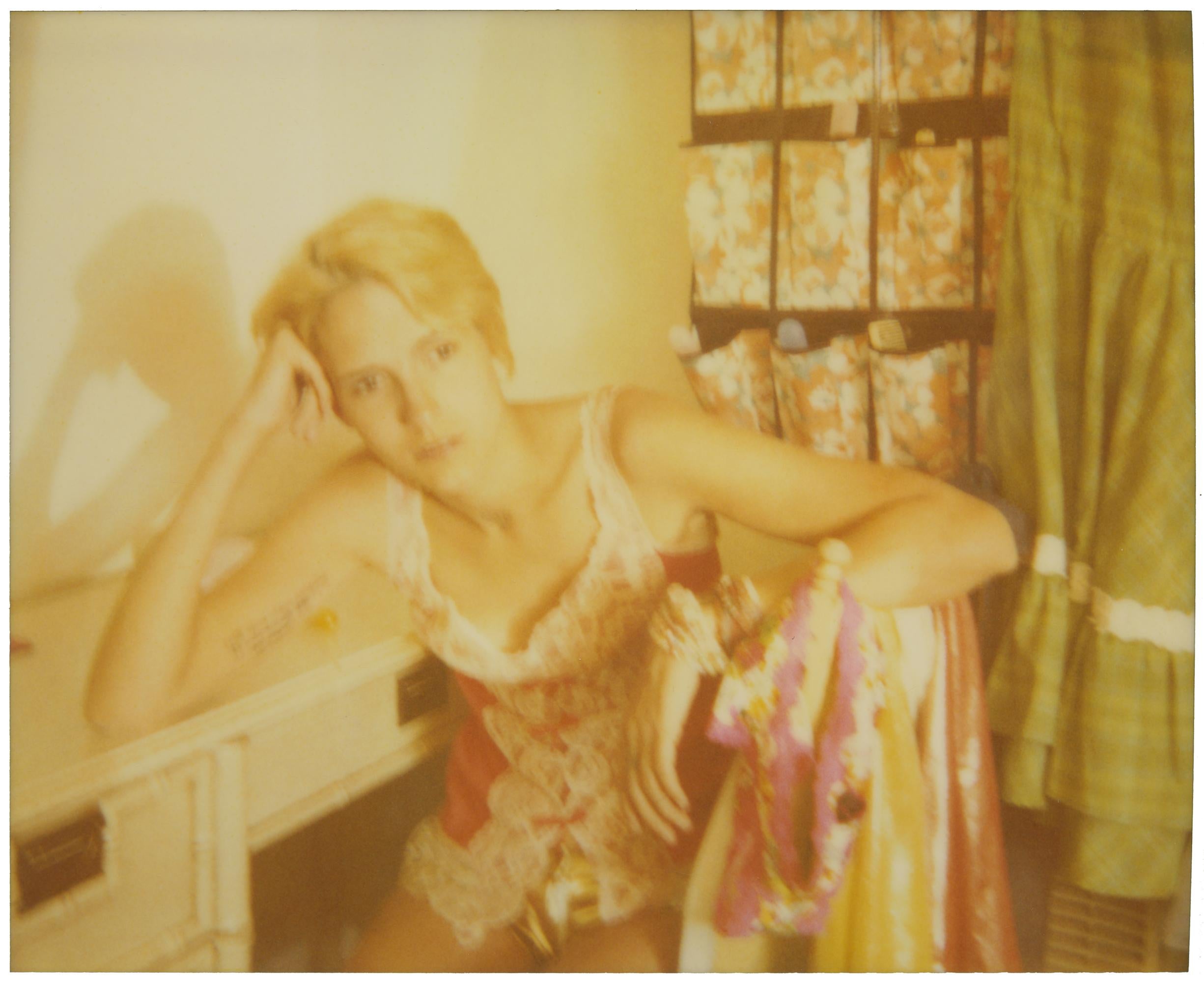 (La fille derrière la palissade blanche)