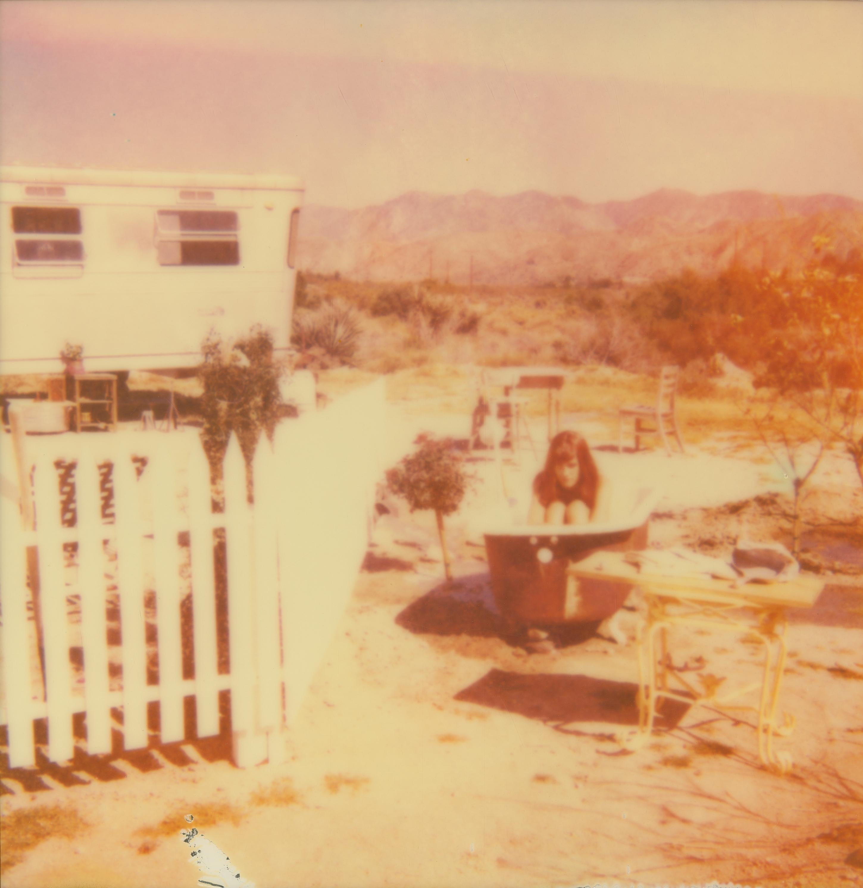 Stefanie Schneider Color Photograph – The Girl I (Das Mädchen hinter dem weißen Picket-Fence), montiert