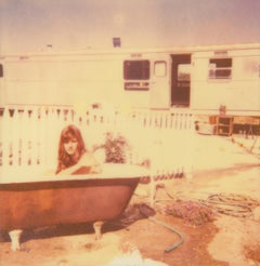 La chica III (La chica detrás de la valla blanca) - Contemporáneo, Polaroid
