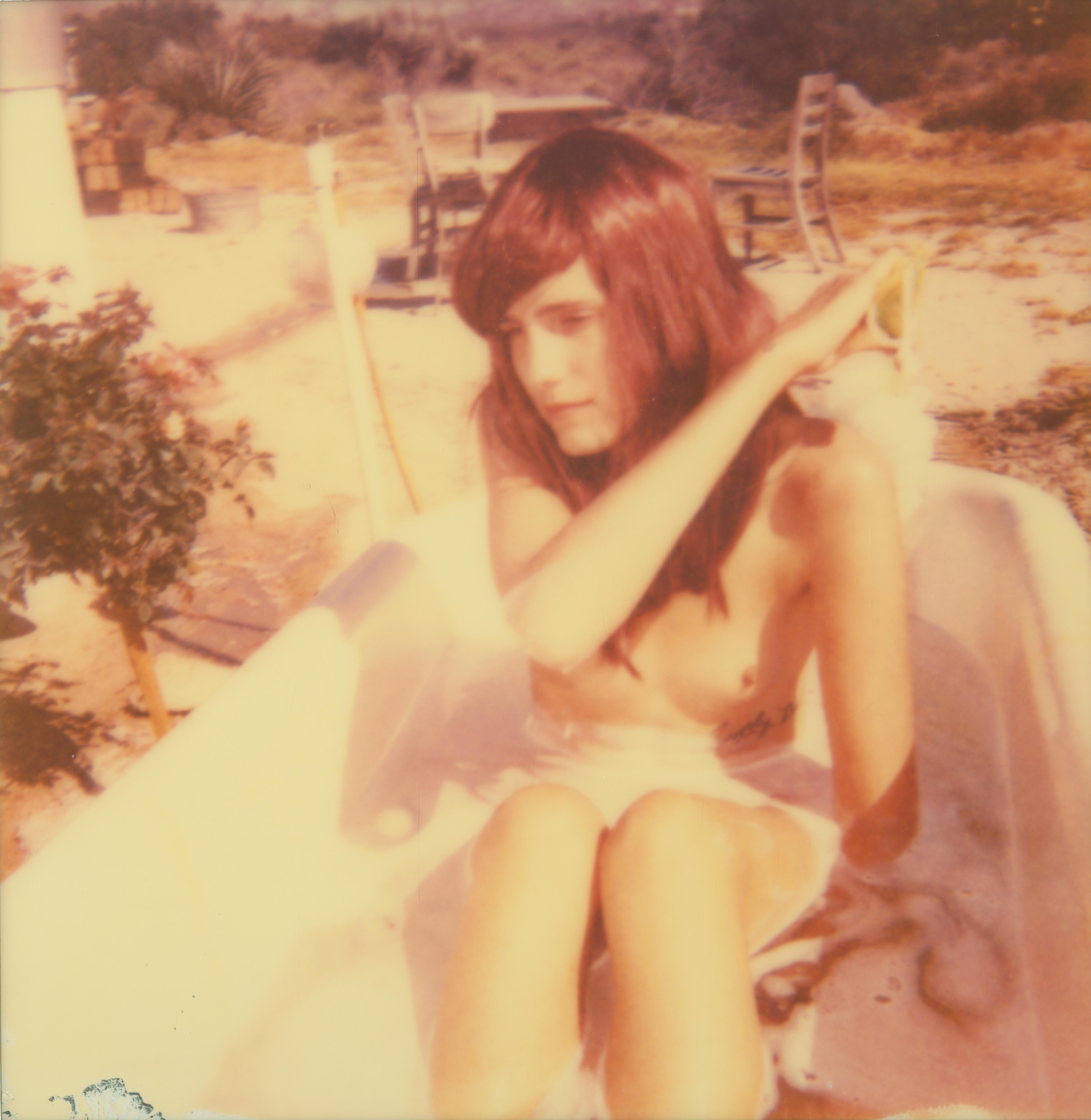 Color Photograph de Stefanie Schneider - La chica IV (La chica detrás de la valla blanca) - Contemporáneo, Polaroid