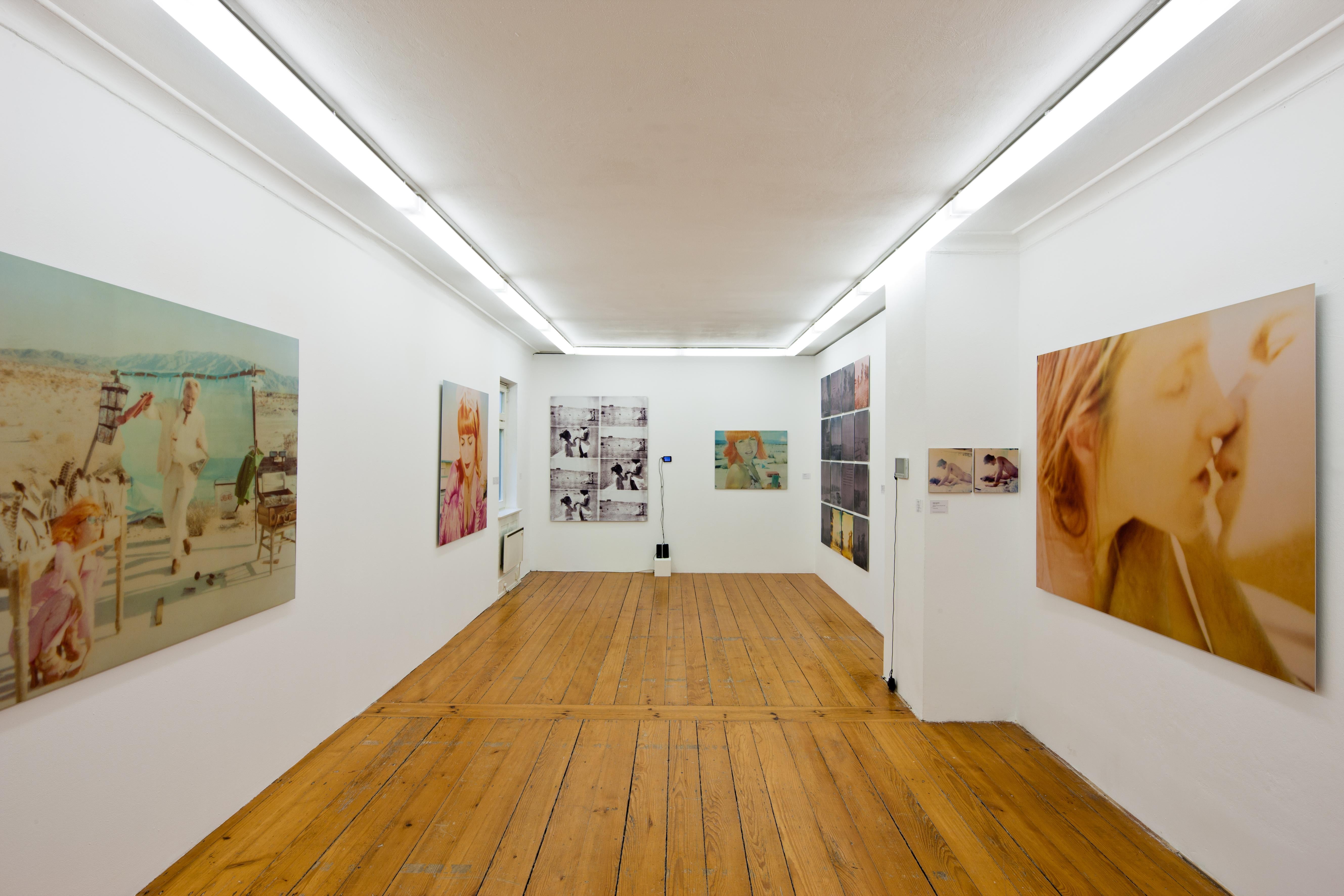 The Kiss (Sidewinder) - montiert, analog - Polaroid, Contemporary, Farbe, Foto (Beige), Color Photograph, von Stefanie Schneider