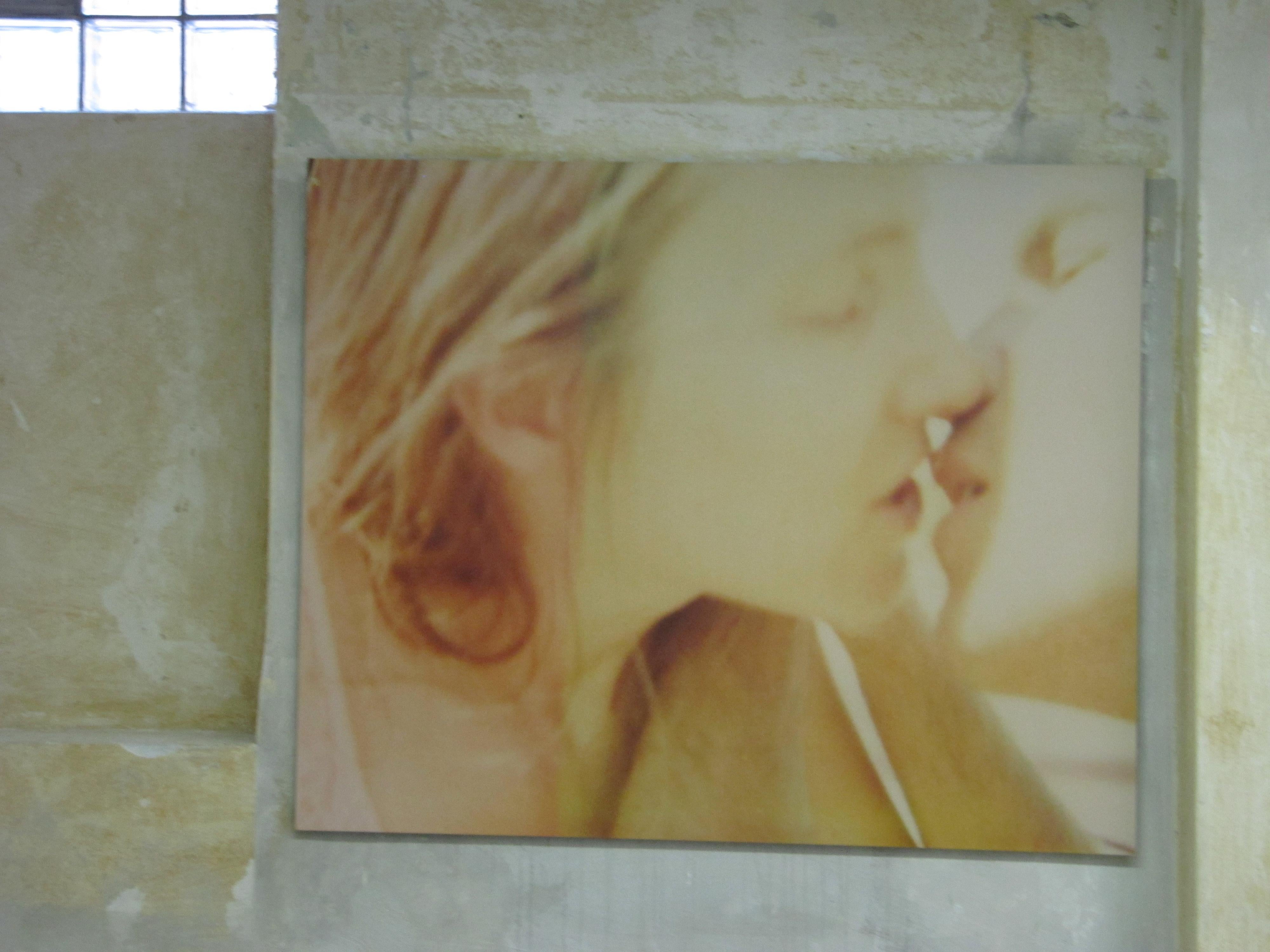 Der Kuss (Sidewinder) - 2005

125x154cm, 
Ausgabe 2/5, 
analoger C-Print, handgedruckt vom Künstler auf Fuji Crystal Archive Papier, basierend auf dem Original Polaroid.  Verso signiert. 
Künstlerinventar Nr. 3120.02. 
Montiert auf Aluminium mit