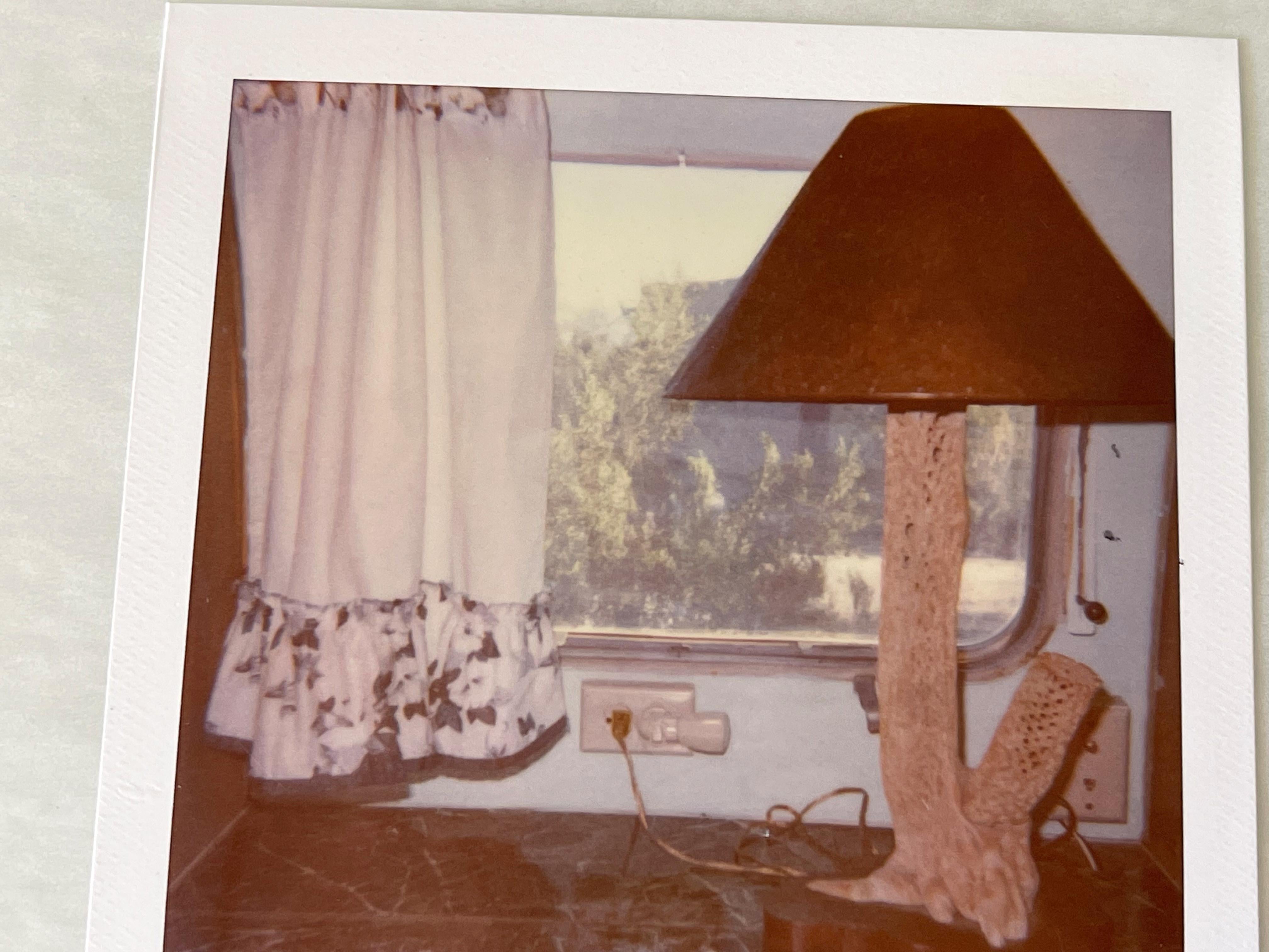La lampe (Sidewinder) - Pièce unique d'origine Polaroid - Photograph de Stefanie Schneider