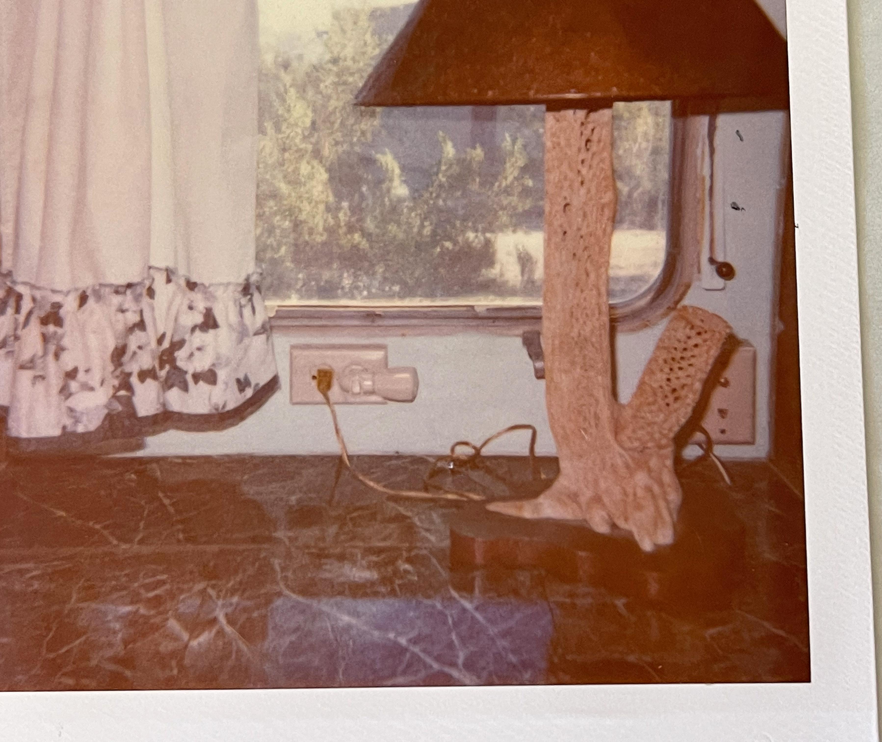 La lampe (Sidewinder) - Pièce unique d'origine Polaroid - Contemporain Photograph par Stefanie Schneider