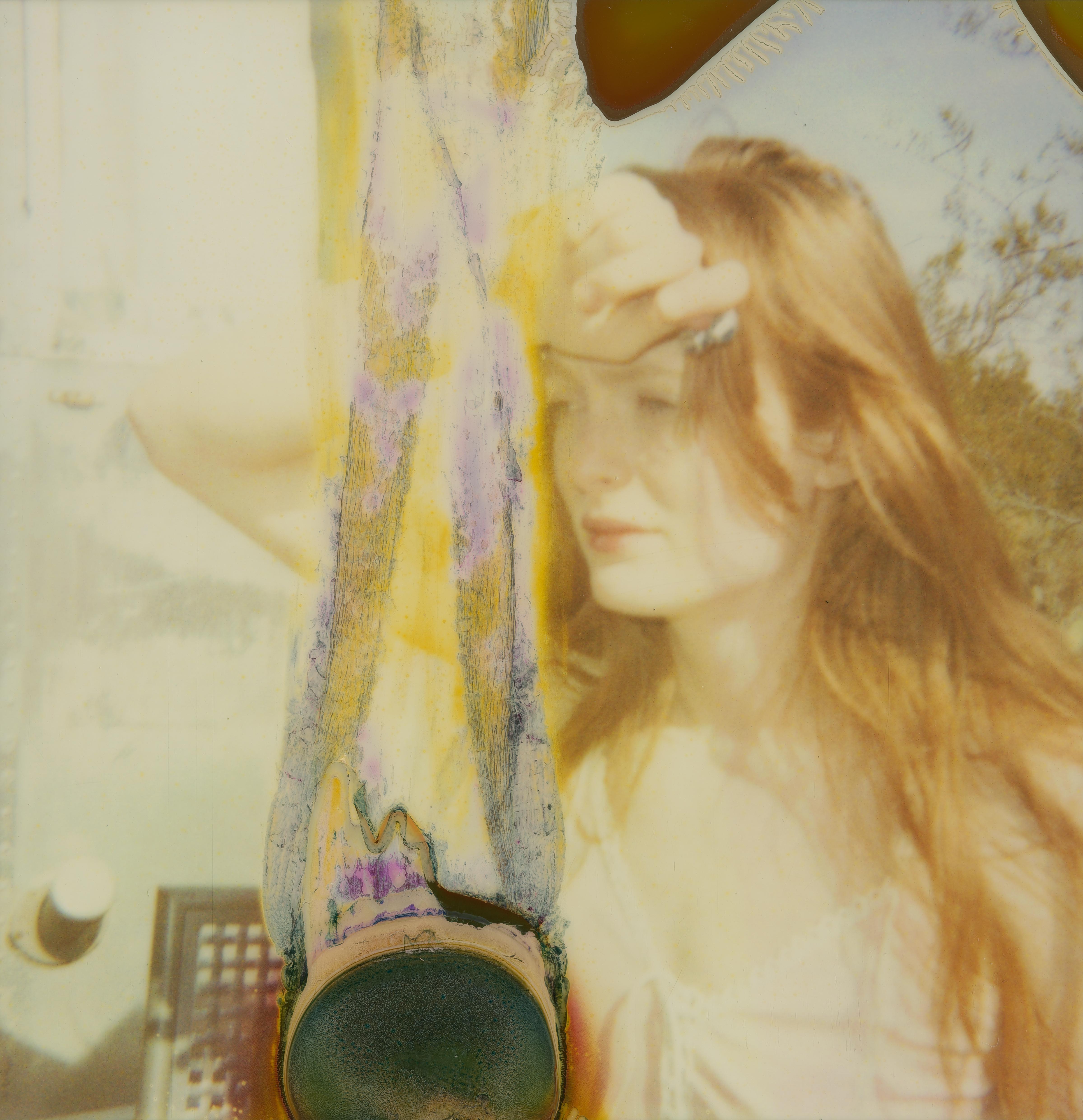 The Letter (Till Death do us Part) - Contemporary, Polaroid, Frauen – Photograph von Stefanie Schneider