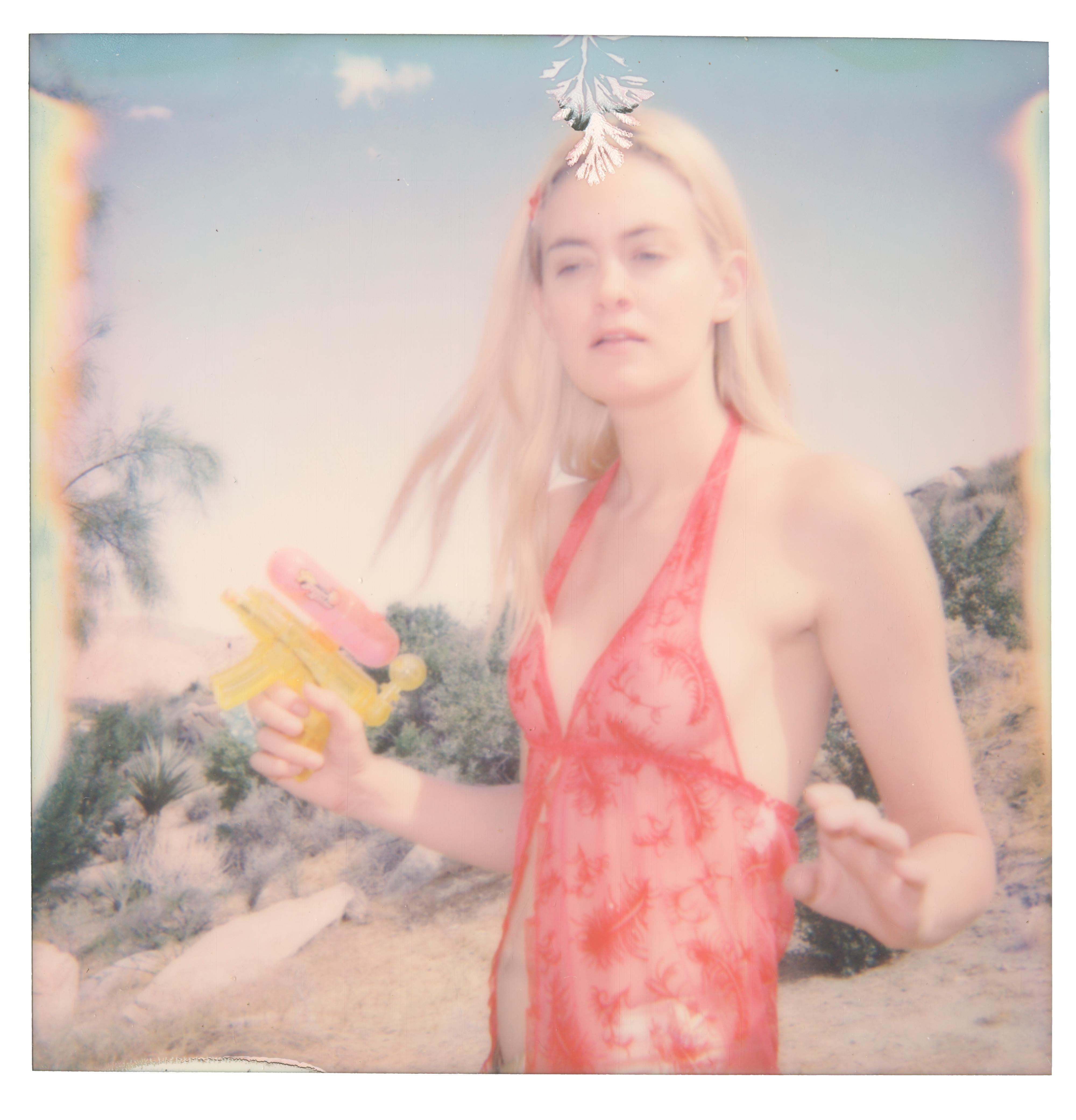 Portrait Photograph di Stefanie Schneider - Il momento della verità (Heavenly Falls) - 21° secolo, Polaroid, Figurativo